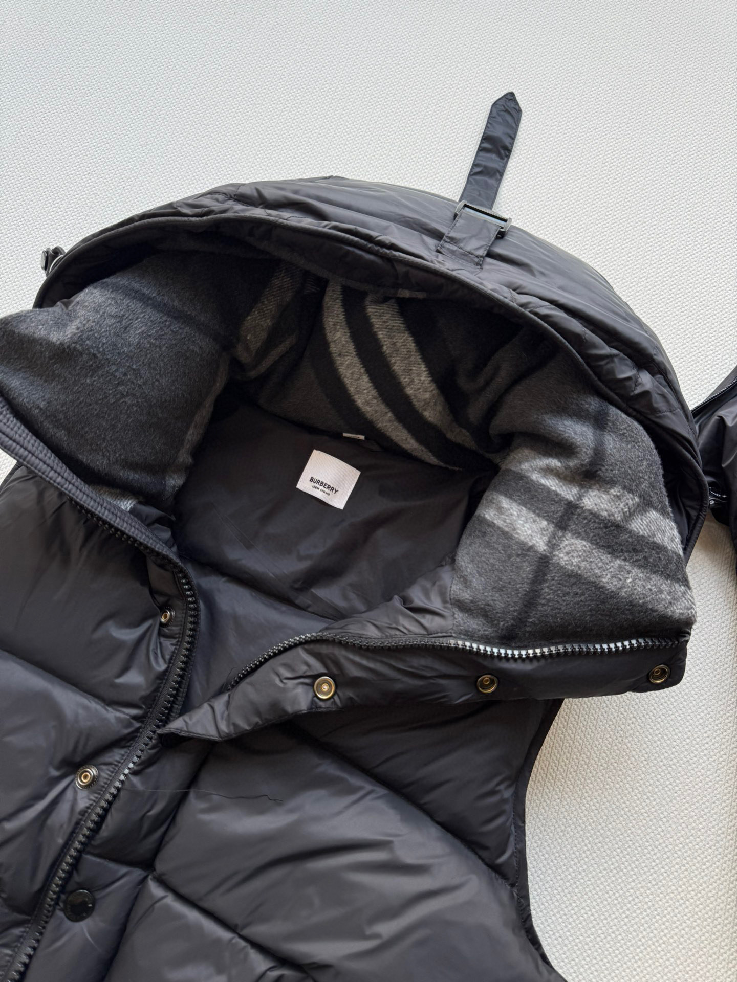 Burberr*🆕25FW新款可拆卸袖格纹连帽羽绒服✨经典重现 格纹元素诉说着英伦优雅，连帽设计增添俏皮