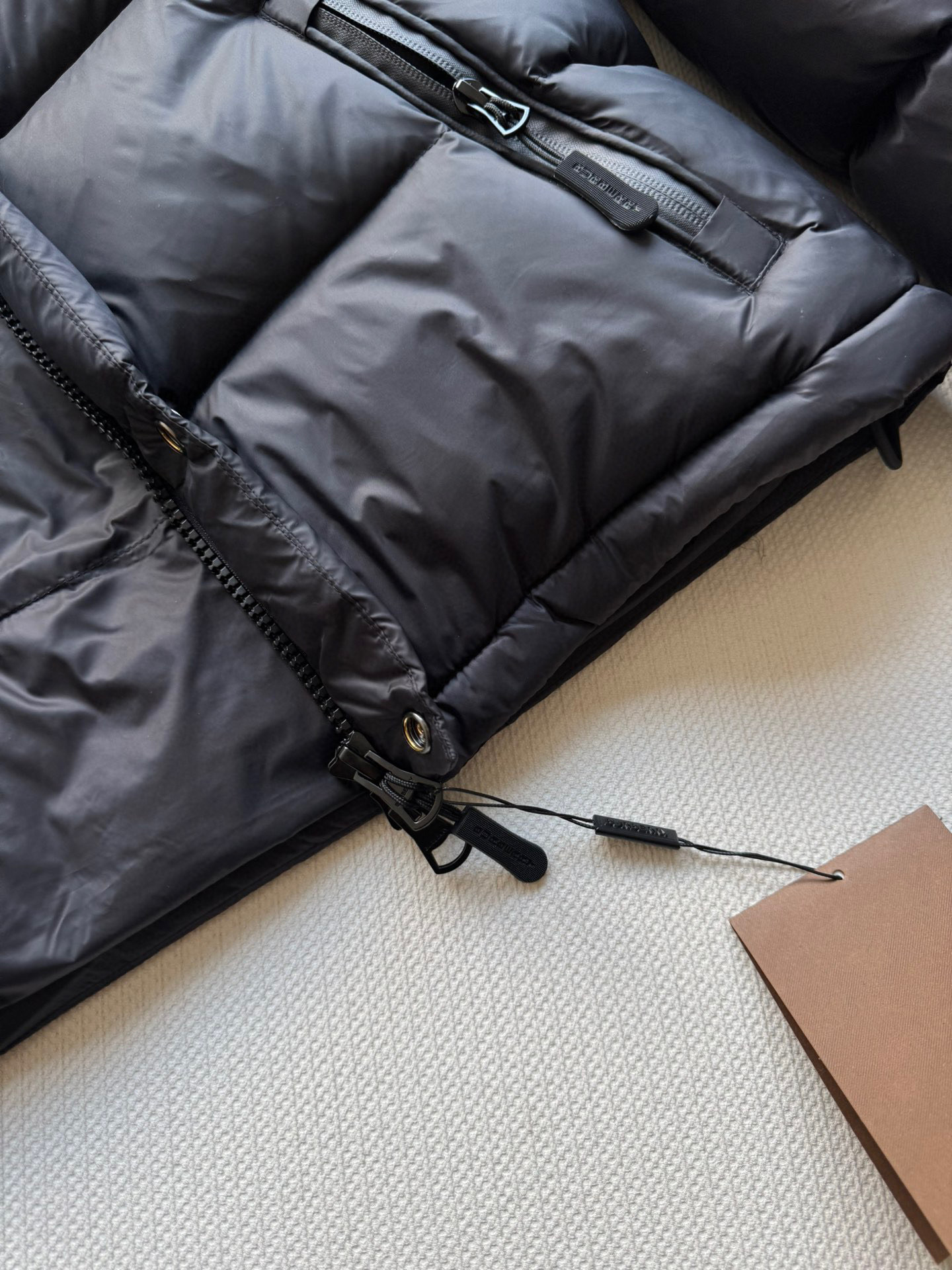 Burberr*🆕25FW新款可拆卸袖格纹连帽羽绒服✨经典重现 格纹元素诉说着英伦优雅，连帽设计增添俏皮