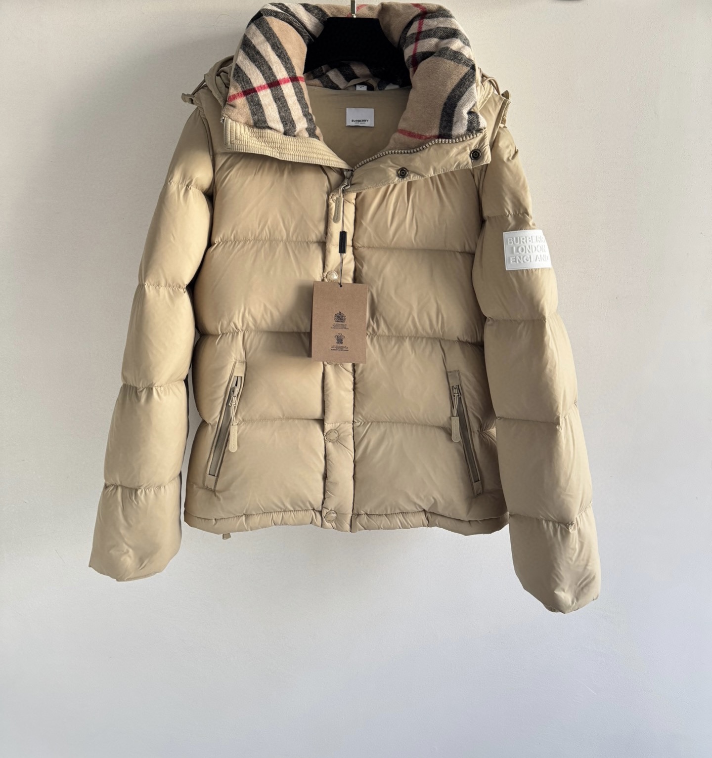 Burberr*🆕25FW新款可拆卸袖格纹连帽羽绒服✨经典重现 格纹元素诉说着英伦优雅，连帽设计增添俏皮