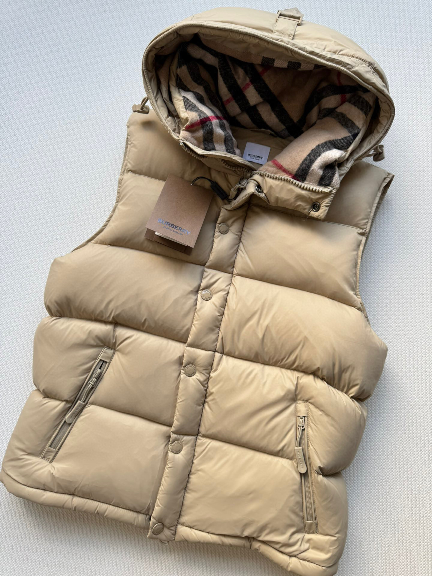 Burberr*🆕25FW新款可拆卸袖格纹连帽羽绒服✨经典重现 格纹元素诉说着英伦优雅，连帽设计增添俏皮