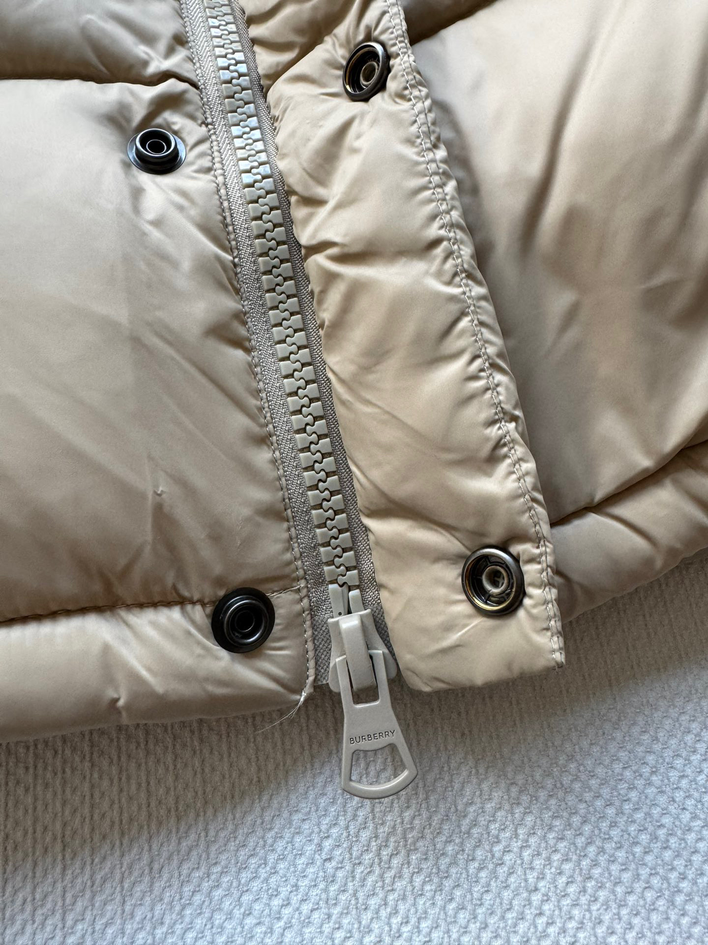 Burberr*🆕25FW新款可拆卸袖格纹连帽羽绒服✨经典重现 格纹元素诉说着英伦优雅，连帽设计增添俏皮