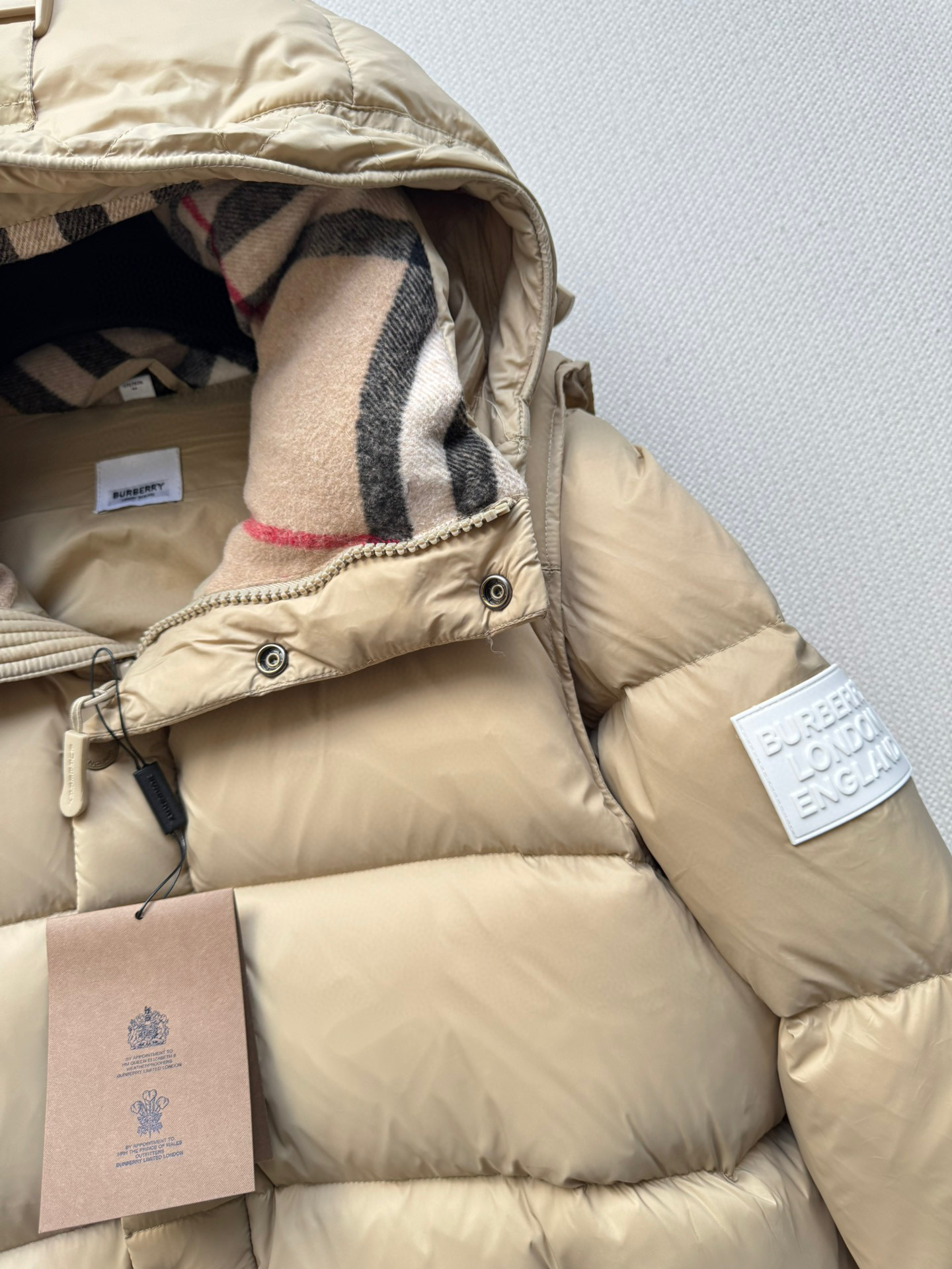 Burberr*🆕25FW新款可拆卸袖格纹连帽羽绒服✨经典重现 格纹元素诉说着英伦优雅，连帽设计增添俏皮