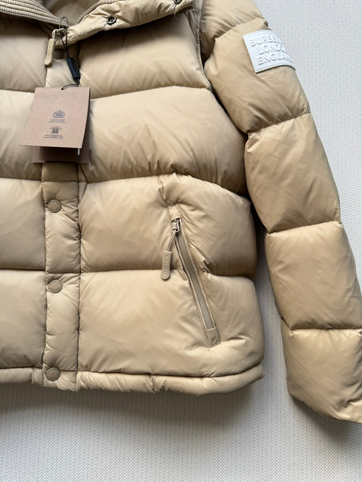 Burberr*🆕25FW新款可拆卸袖格纹连帽羽绒服✨经典重现 格纹元素诉说着英伦优雅，连帽设计增添俏皮