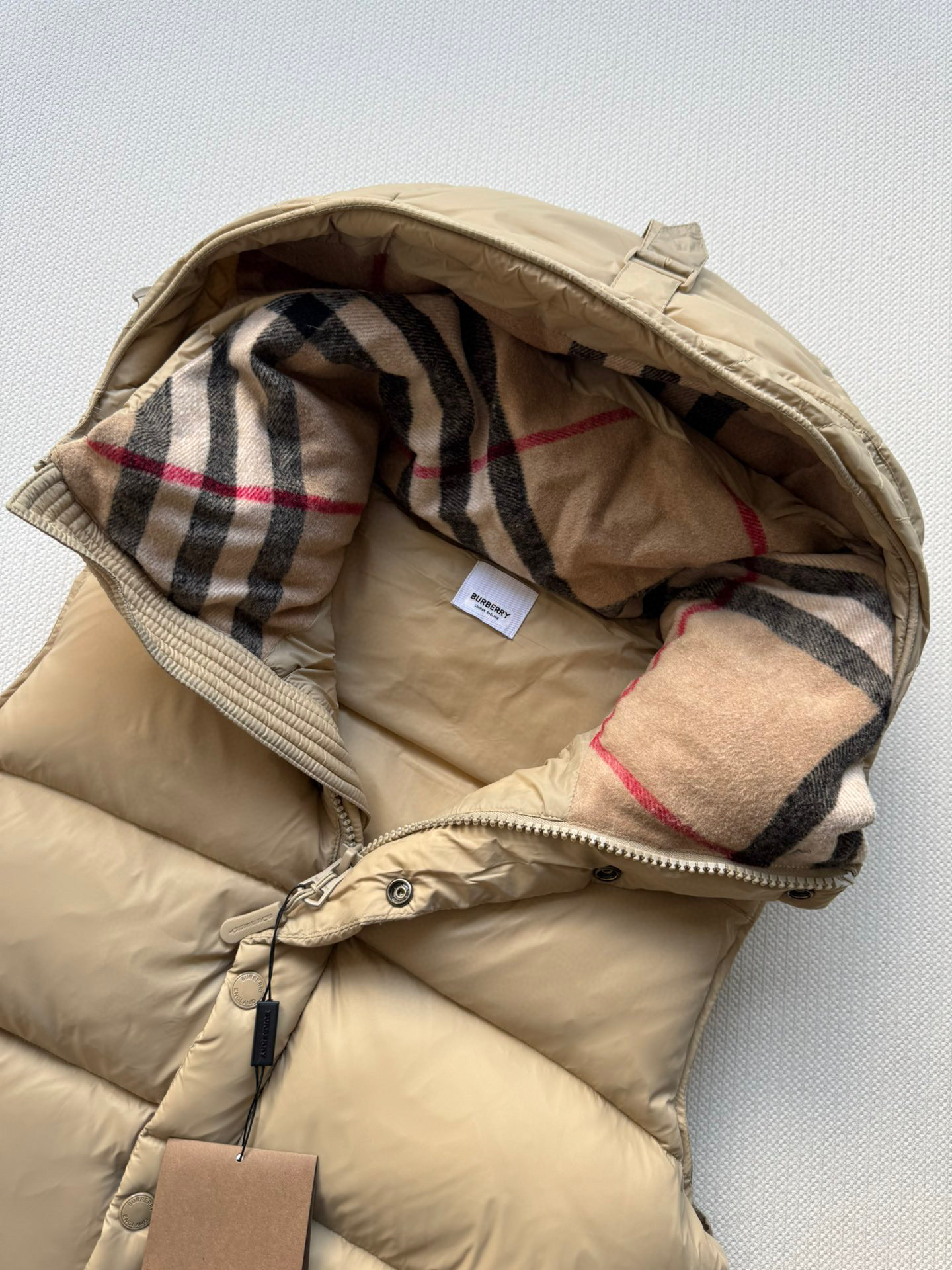 Burberr*🆕25FW新款可拆卸袖格纹连帽羽绒服✨经典重现 格纹元素诉说着英伦优雅，连帽设计增添俏皮