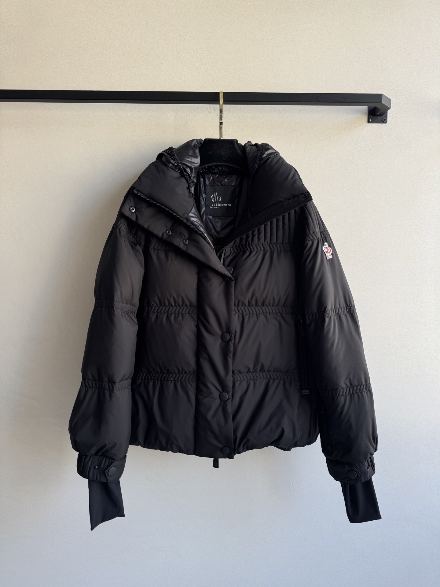 Moncle*🆕25FW新款滑雪系列新款羽绒服，这款羽绒外套采用90鹅绒填充 超级暖和 袖口采用拼接式的