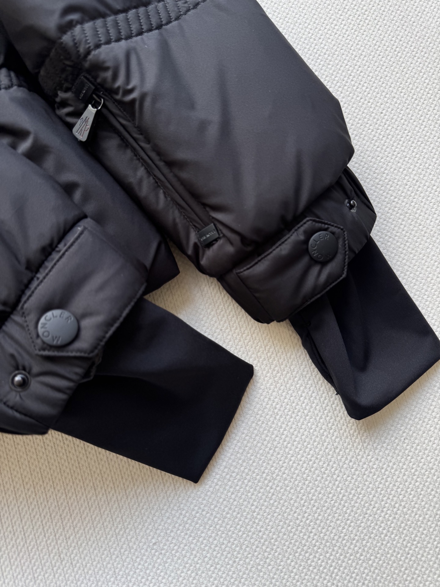 Moncle*🆕25FW新款滑雪系列新款羽绒服，这款羽绒外套采用90鹅绒填充 超级暖和 袖口采用拼接式的