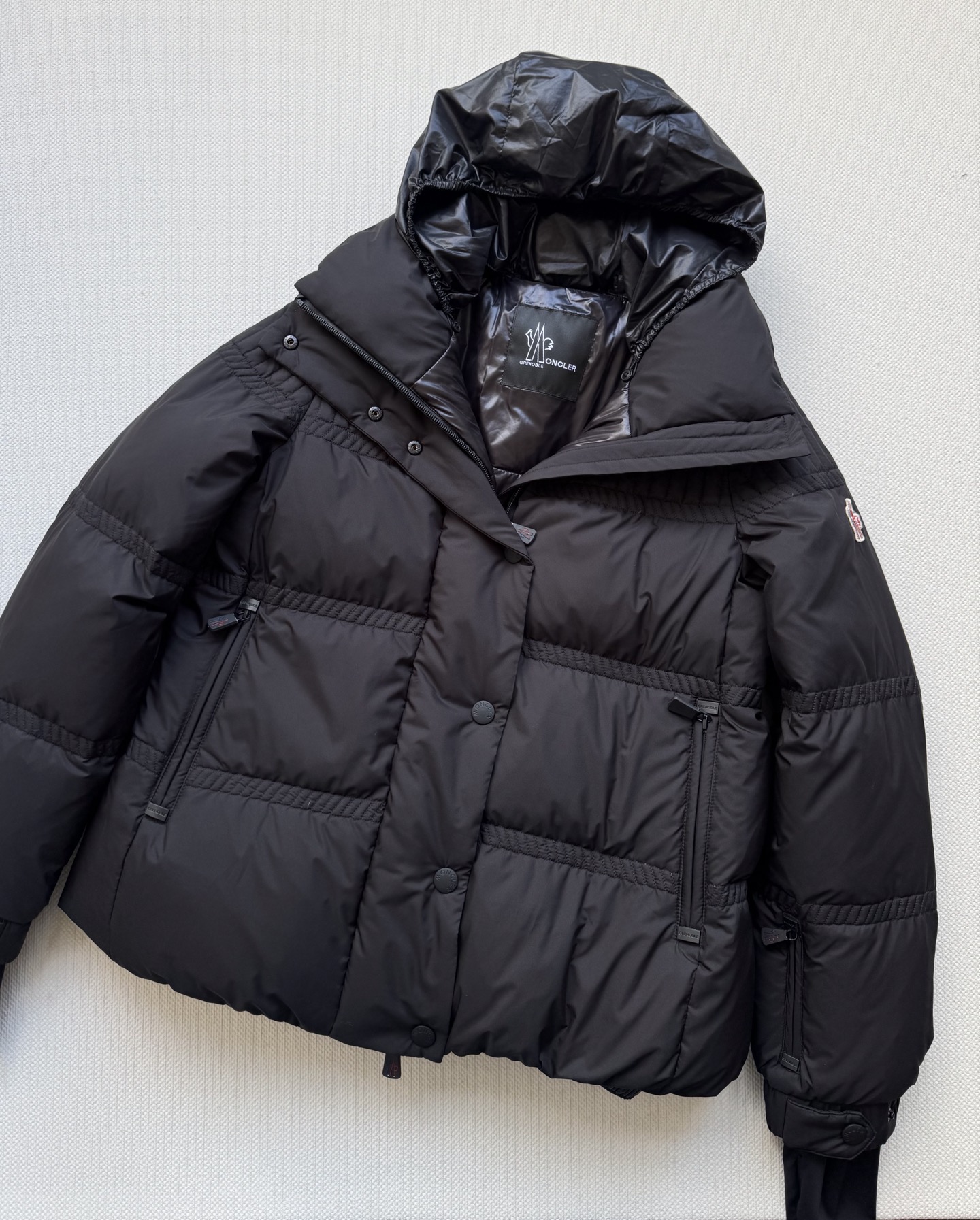 Moncle*🆕25FW新款滑雪系列新款羽绒服，这款羽绒外套采用90鹅绒填充 超级暖和 袖口采用拼接式的