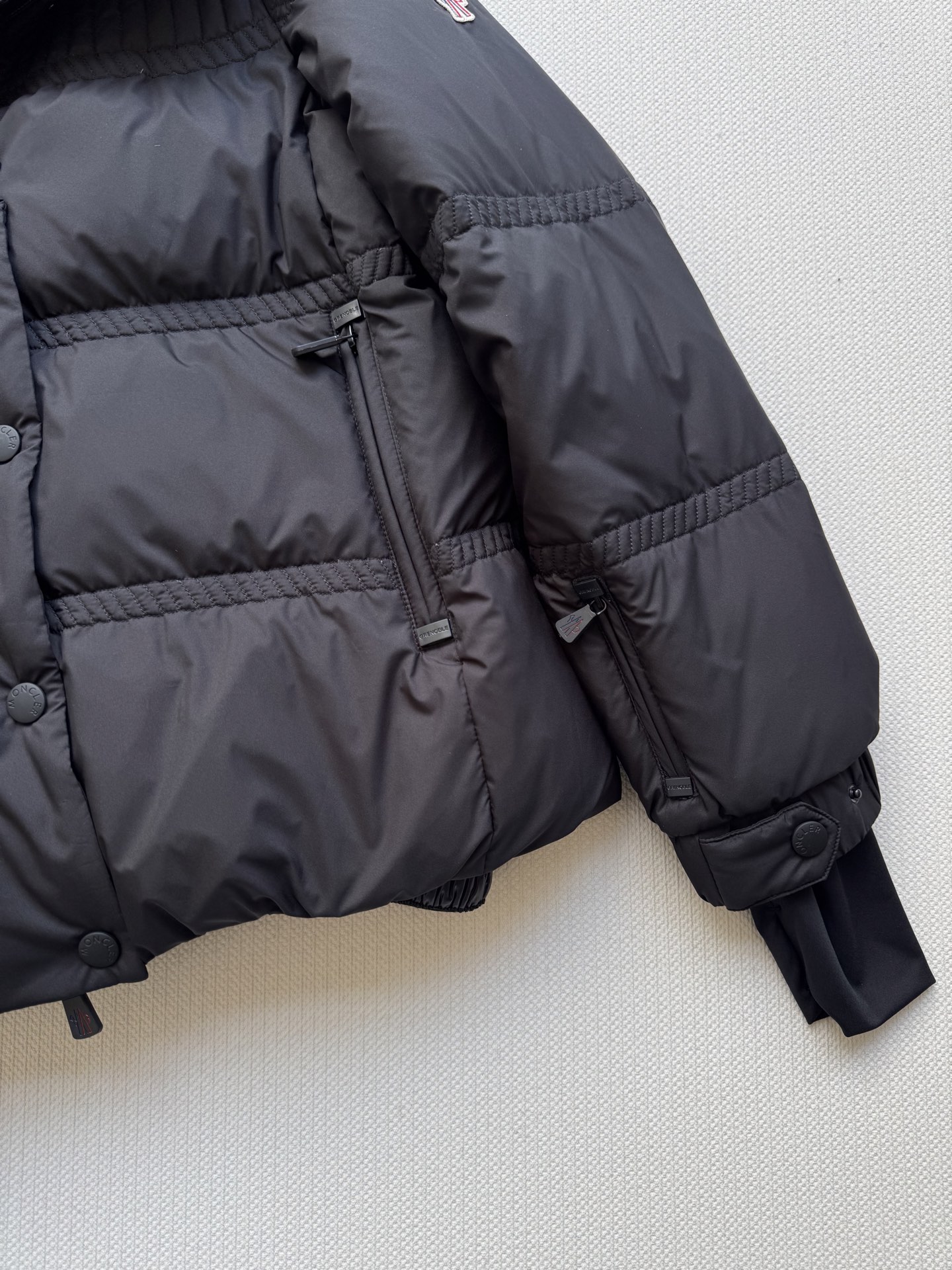 Moncle*🆕25FW新款滑雪系列新款羽绒服，这款羽绒外套采用90鹅绒填充 超级暖和 袖口采用拼接式的