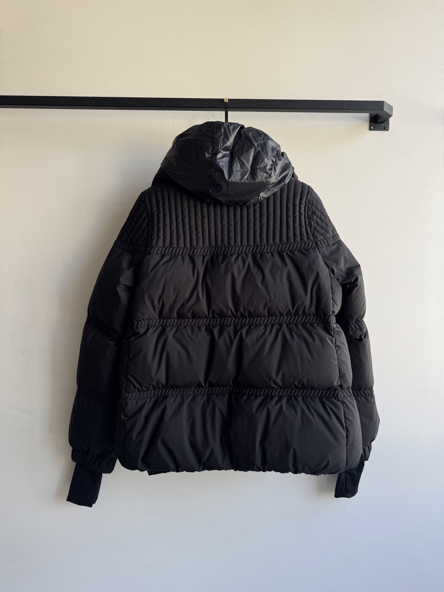 Moncle*🆕25FW新款滑雪系列新款羽绒服，这款羽绒外套采用90鹅绒填充 超级暖和 袖口采用拼接式的