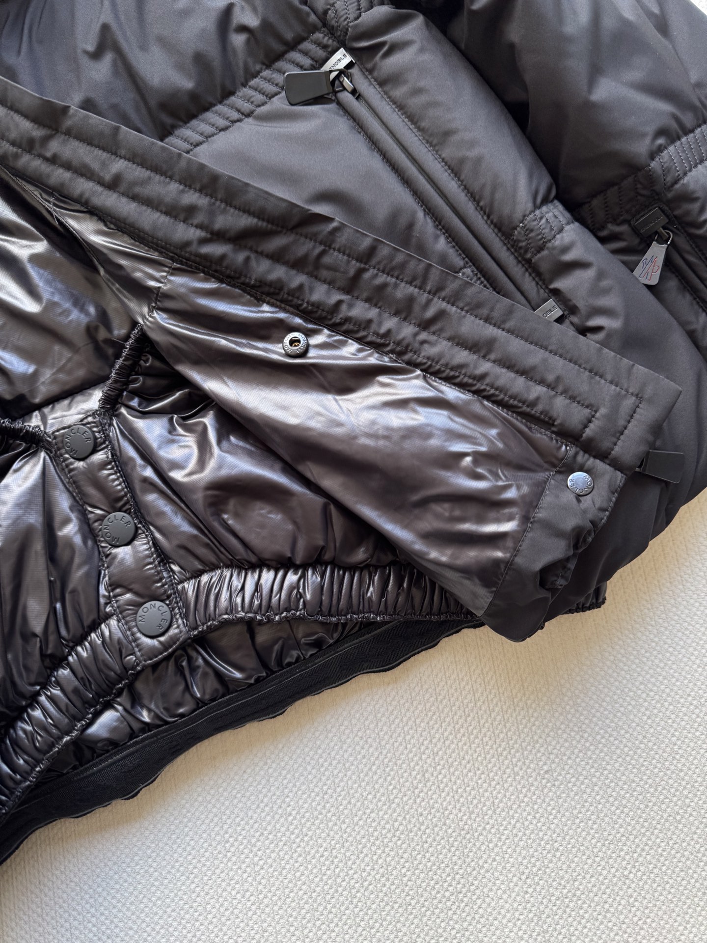 Moncle*🆕25FW新款滑雪系列新款羽绒服，这款羽绒外套采用90鹅绒填充 超级暖和 袖口采用拼接式的