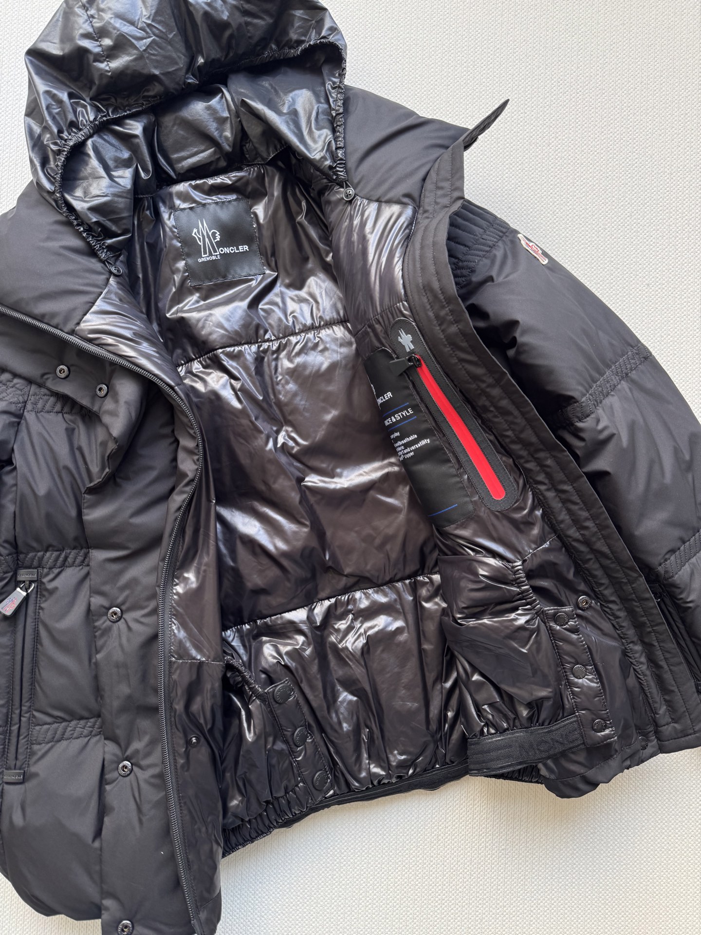 Moncle*🆕25FW新款滑雪系列新款羽绒服，这款羽绒外套采用90鹅绒填充 超级暖和 袖口采用拼接式的