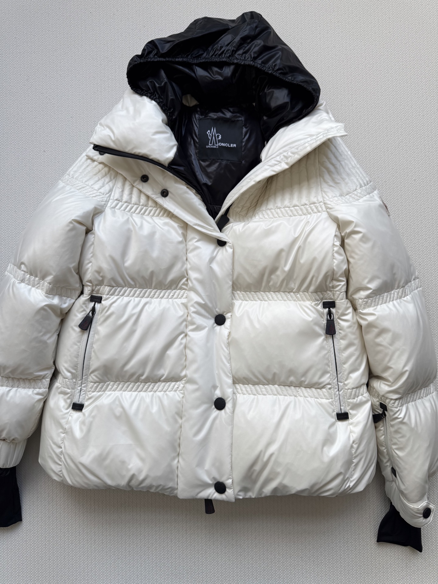 Moncle*🆕25FW新款滑雪系列新款羽绒服，这款羽绒外套采用90鹅绒填充 超级暖和 袖口采用拼接式的