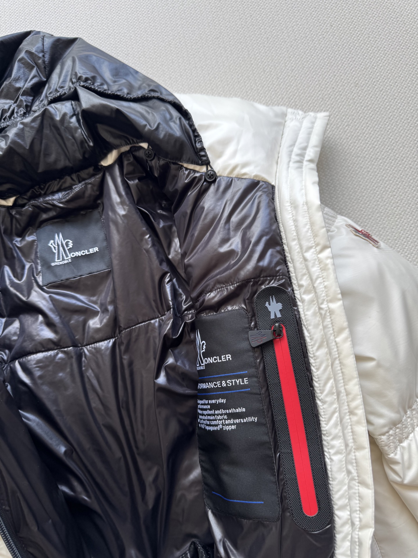 Moncle*🆕25FW新款滑雪系列新款羽绒服，这款羽绒外套采用90鹅绒填充 超级暖和 袖口采用拼接式的