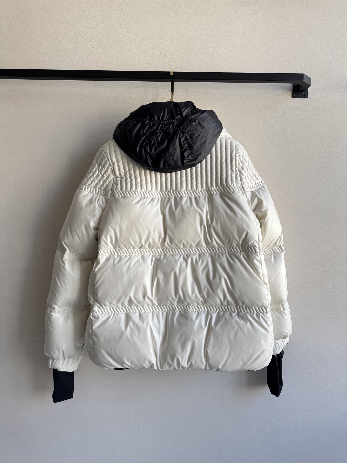 Moncle*🆕25FW新款滑雪系列新款羽绒服，这款羽绒外套采用90鹅绒填充 超级暖和 袖口采用拼接式的