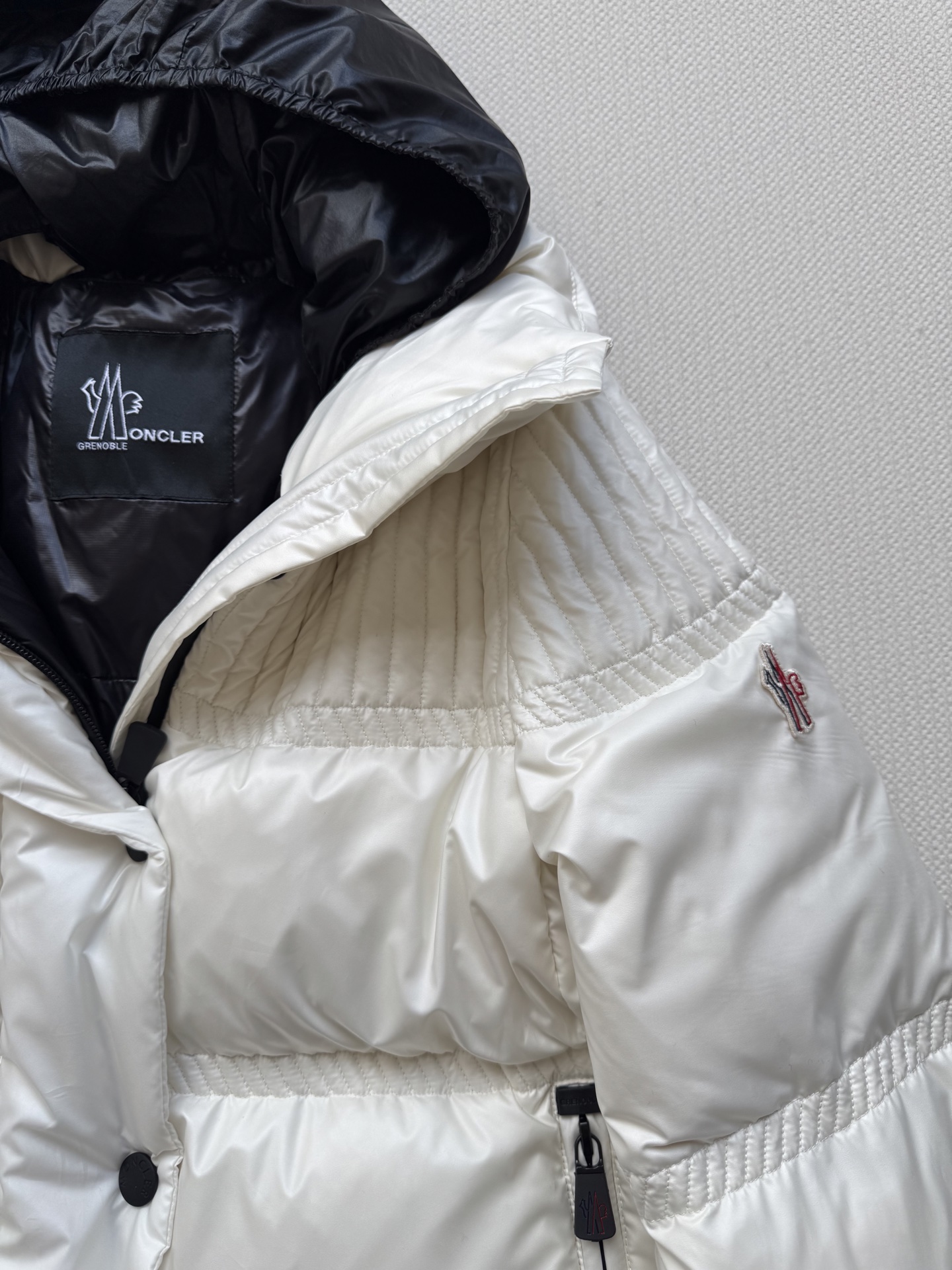 Moncle*🆕25FW新款滑雪系列新款羽绒服，这款羽绒外套采用90鹅绒填充 超级暖和 袖口采用拼接式的