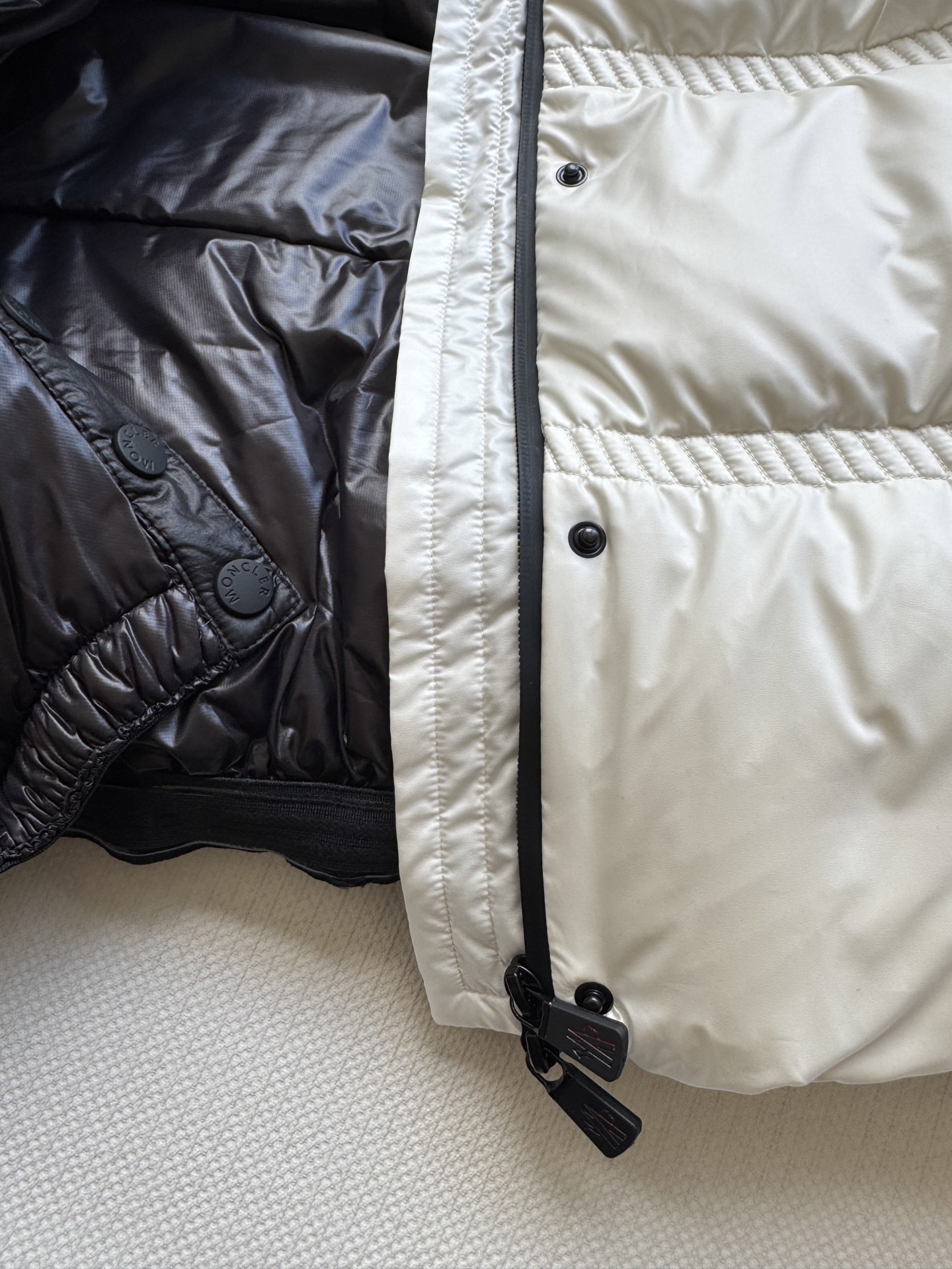 Moncle*🆕25FW新款滑雪系列新款羽绒服，这款羽绒外套采用90鹅绒填充 超级暖和 袖口采用拼接式的