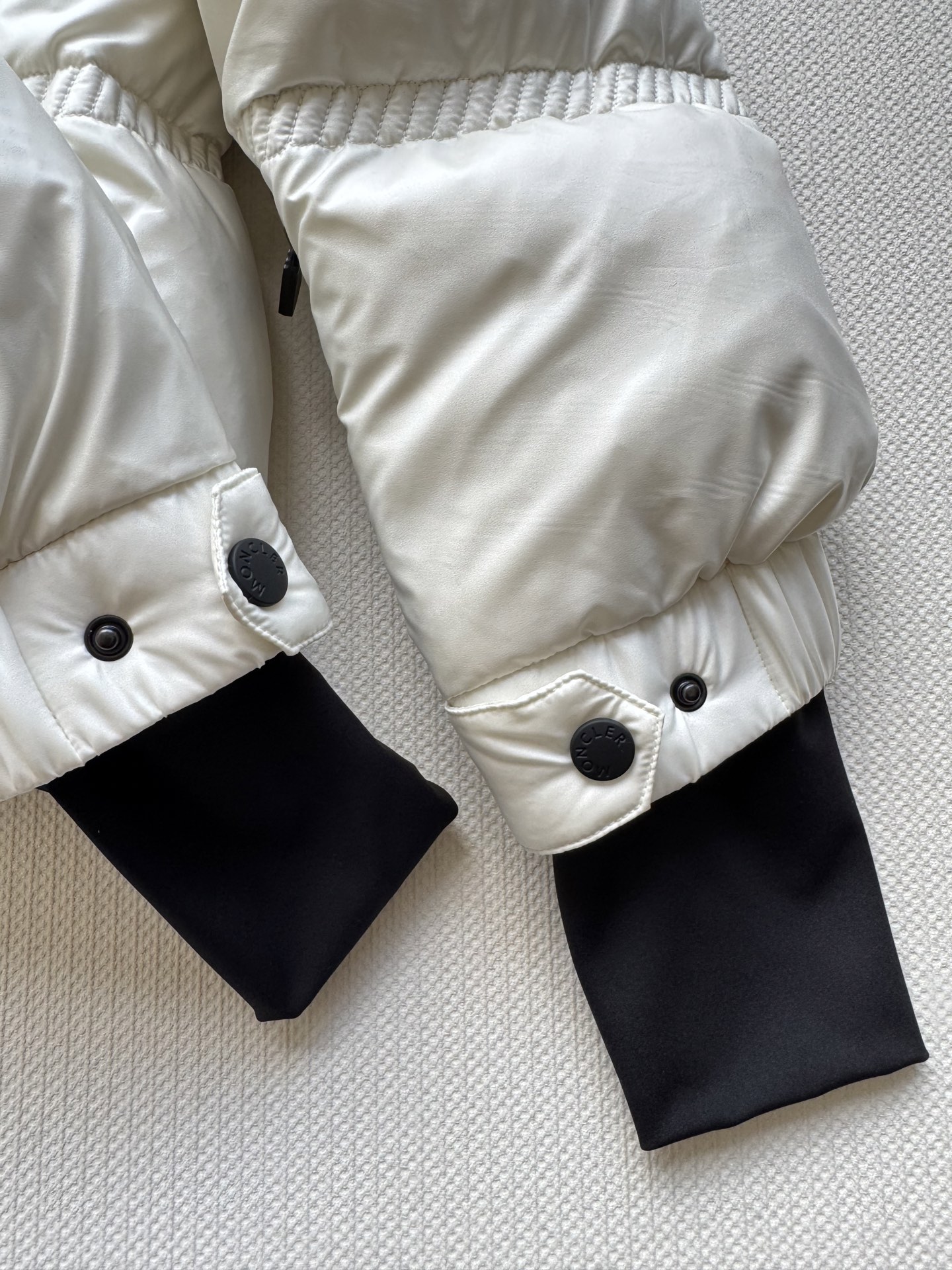 Moncle*🆕25FW新款滑雪系列新款羽绒服，这款羽绒外套采用90鹅绒填充 超级暖和 袖口采用拼接式的