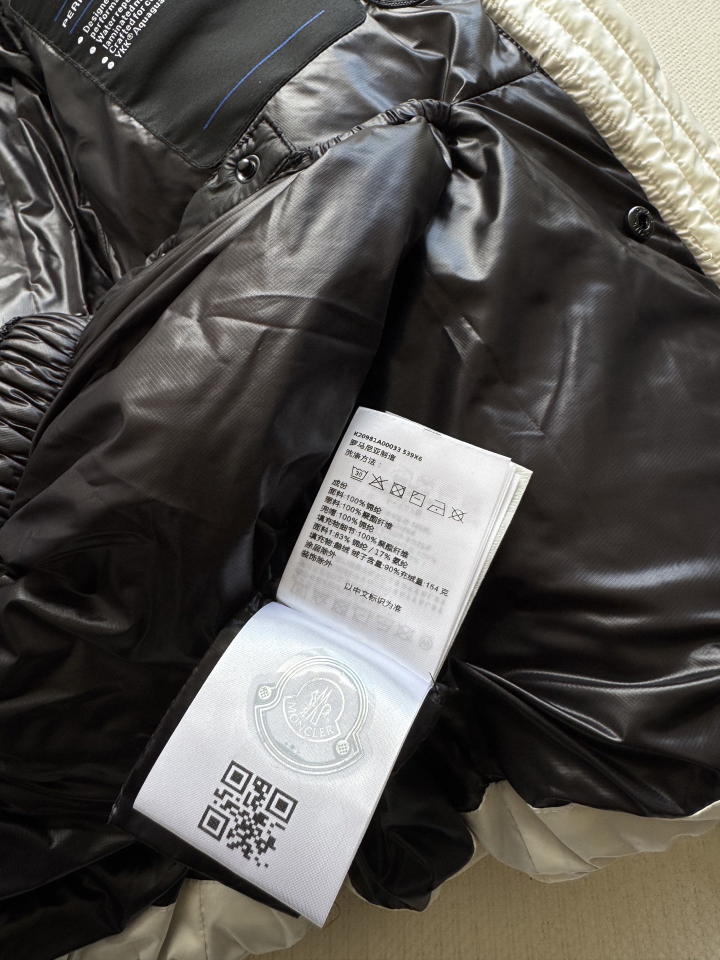 Moncle*🆕25FW新款滑雪系列新款羽绒服，这款羽绒外套采用90鹅绒填充 超级暖和 袖口采用拼接式的