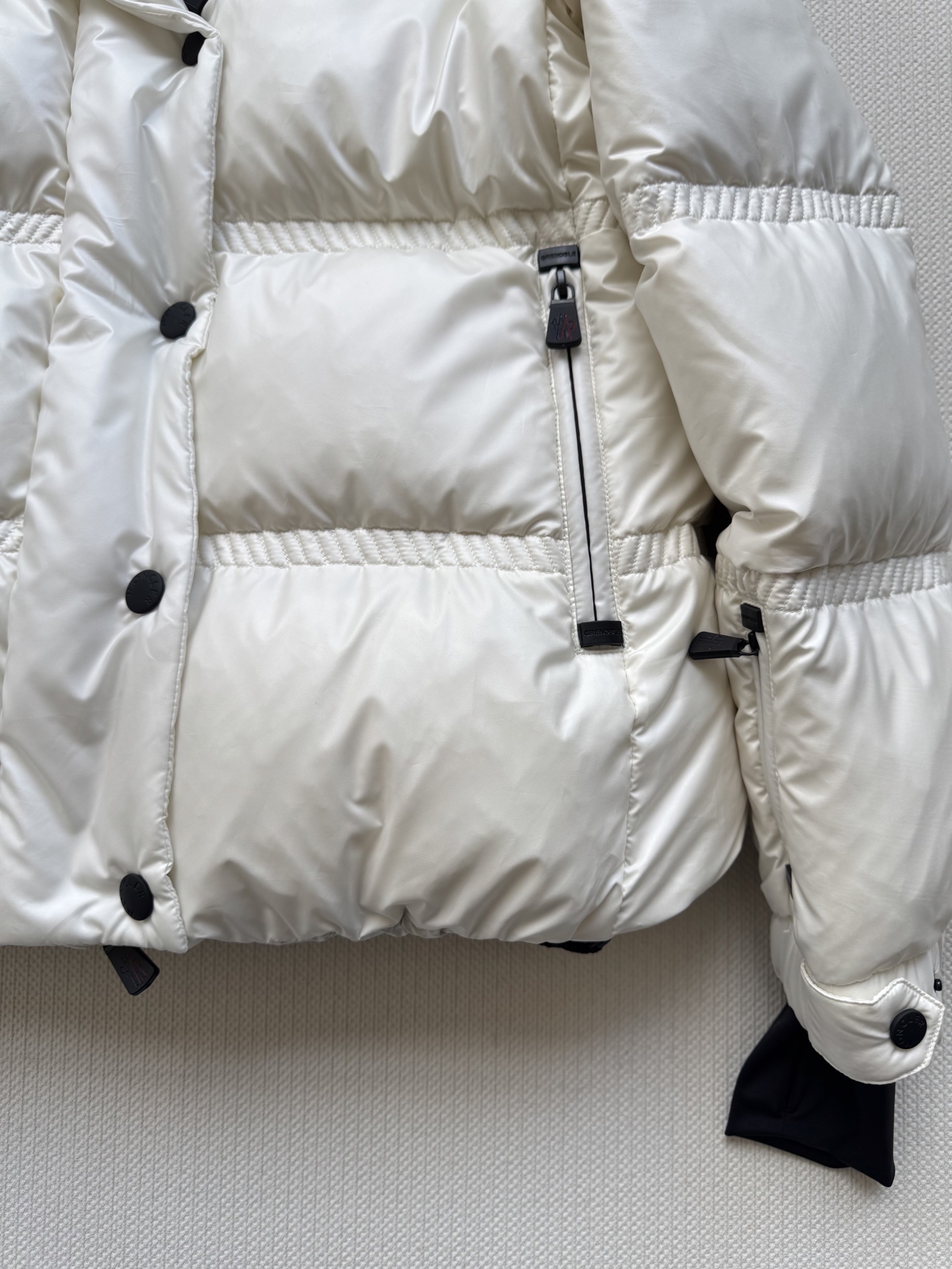 Moncle*🆕25FW新款滑雪系列新款羽绒服，这款羽绒外套采用90鹅绒填充 超级暖和 袖口采用拼接式的