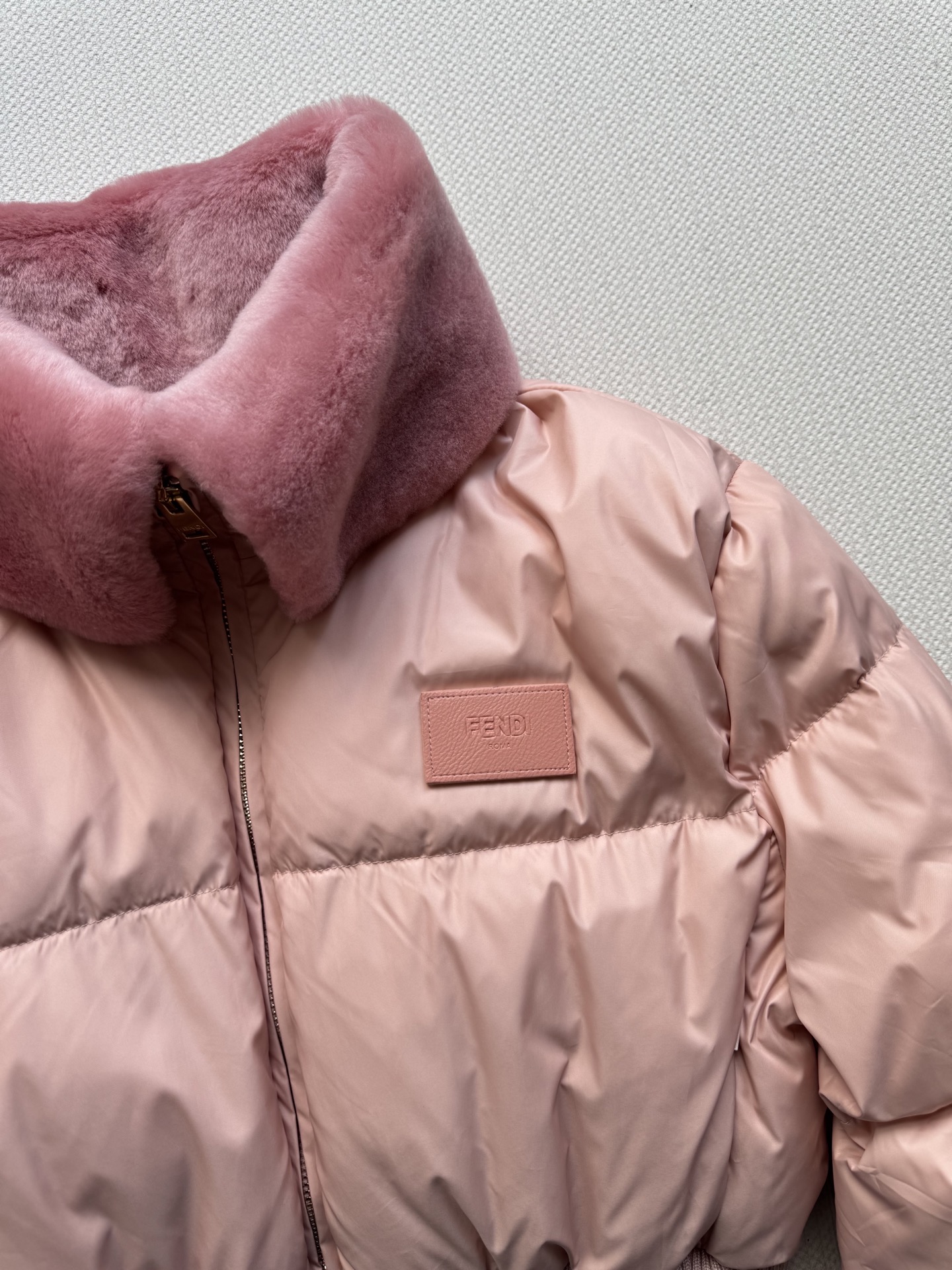 Fend*🆕粉色羊毛领滑雪夹克羽绒棉服收腰版型上身掐出完美身线比例，领口真羊毛领质感绝绝子！重工又不显高