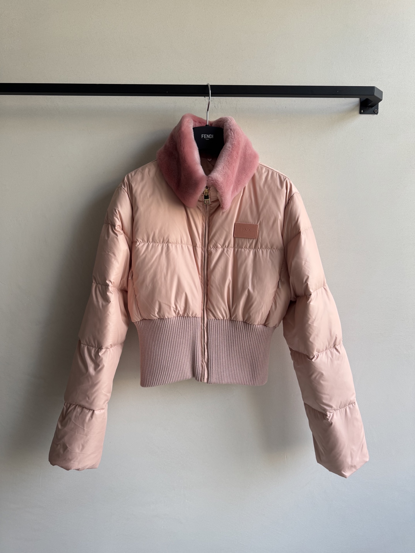 Fend*🆕粉色羊毛领滑雪夹克羽绒棉服收腰版型上身掐出完美身线比例，领口真羊毛领质感绝绝子！重工又不显高