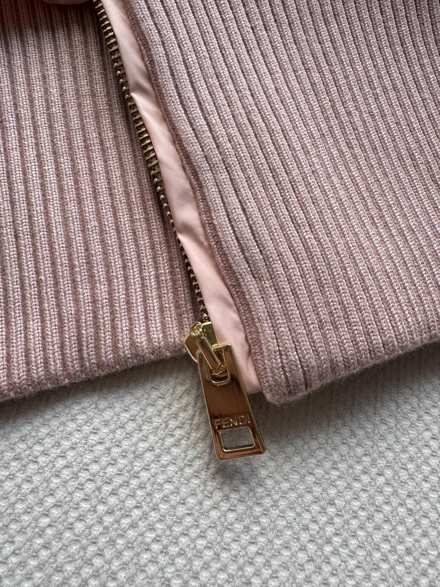 Fend*🆕粉色羊毛领滑雪夹克羽绒棉服收腰版型上身掐出完美身线比例，领口真羊毛领质感绝绝子！重工又不显高