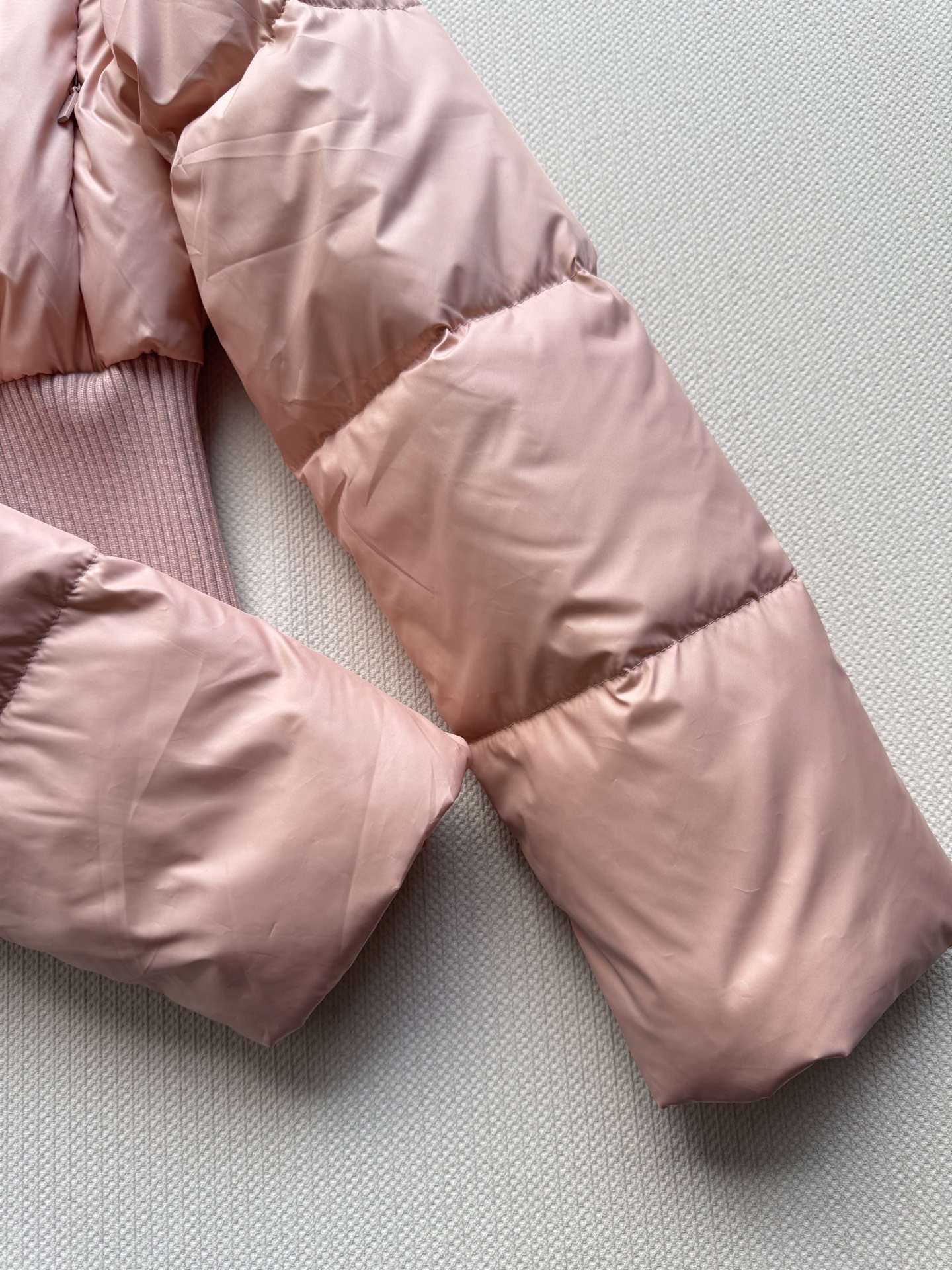 Fend*🆕粉色羊毛领滑雪夹克羽绒棉服收腰版型上身掐出完美身线比例，领口真羊毛领质感绝绝子！重工又不显高