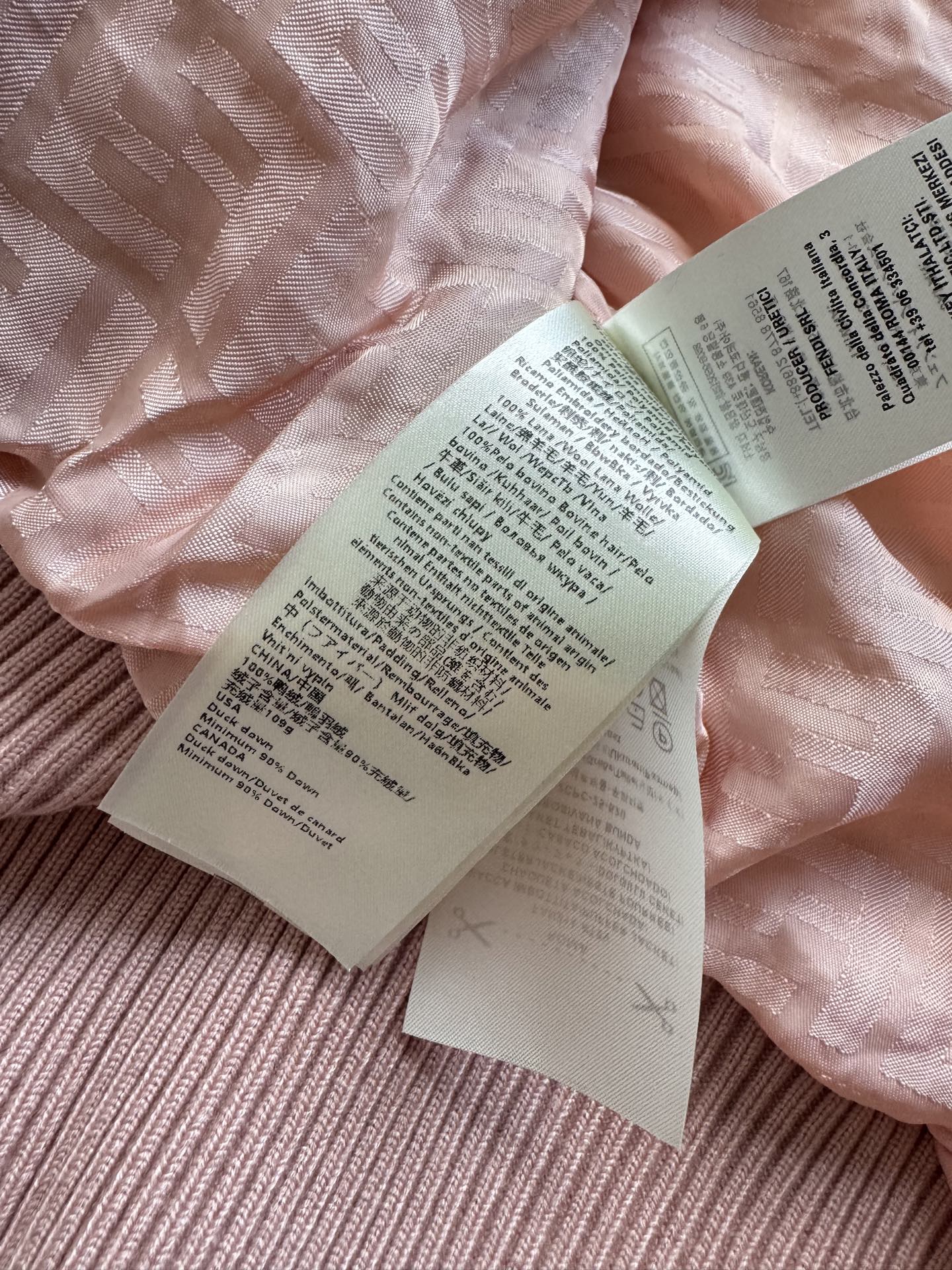 Fend*🆕粉色羊毛领滑雪夹克羽绒棉服收腰版型上身掐出完美身线比例，领口真羊毛领质感绝绝子！重工又不显高