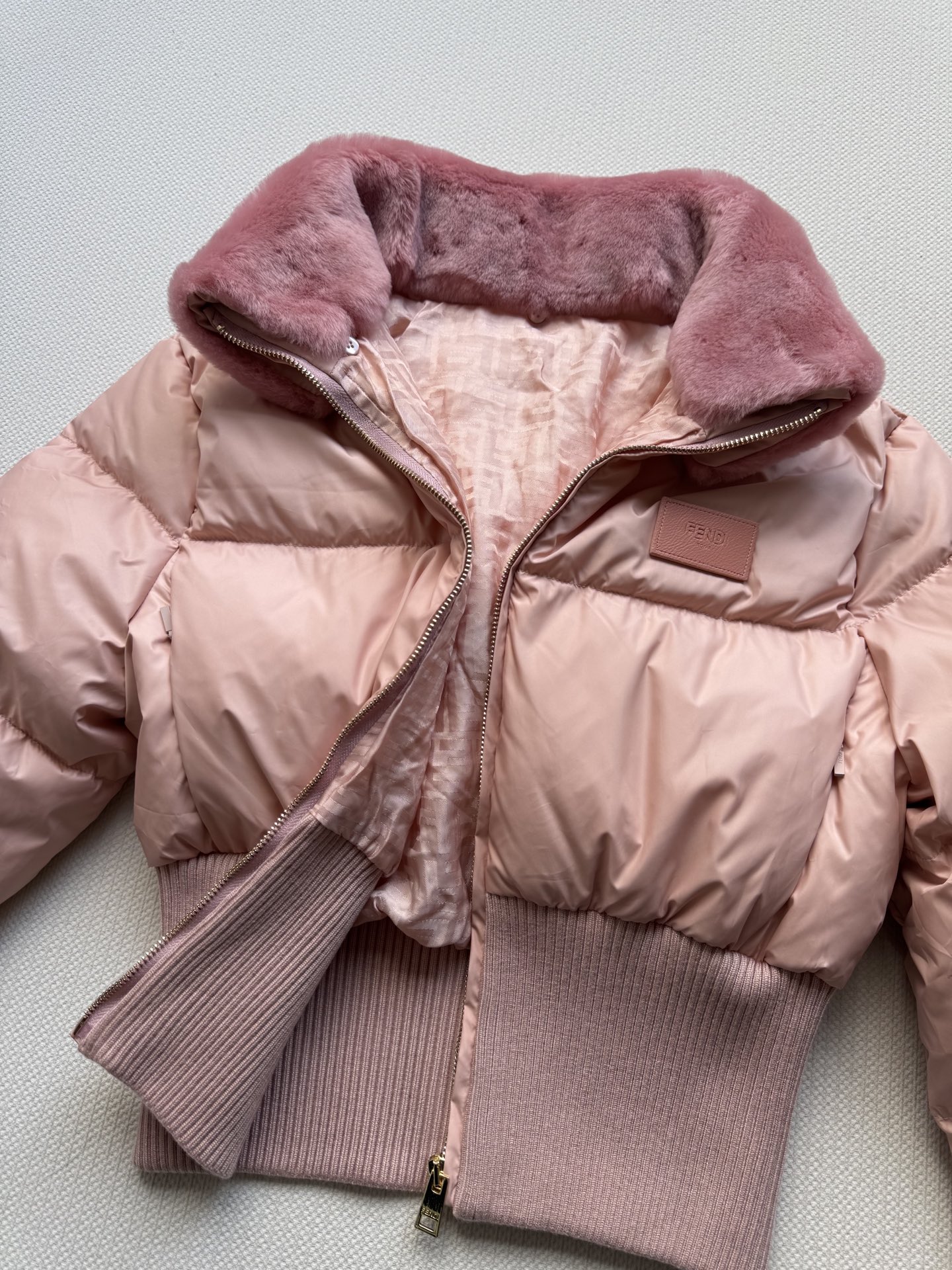 Fend*🆕粉色羊毛领滑雪夹克羽绒棉服收腰版型上身掐出完美身线比例，领口真羊毛领质感绝绝子！重工又不显高