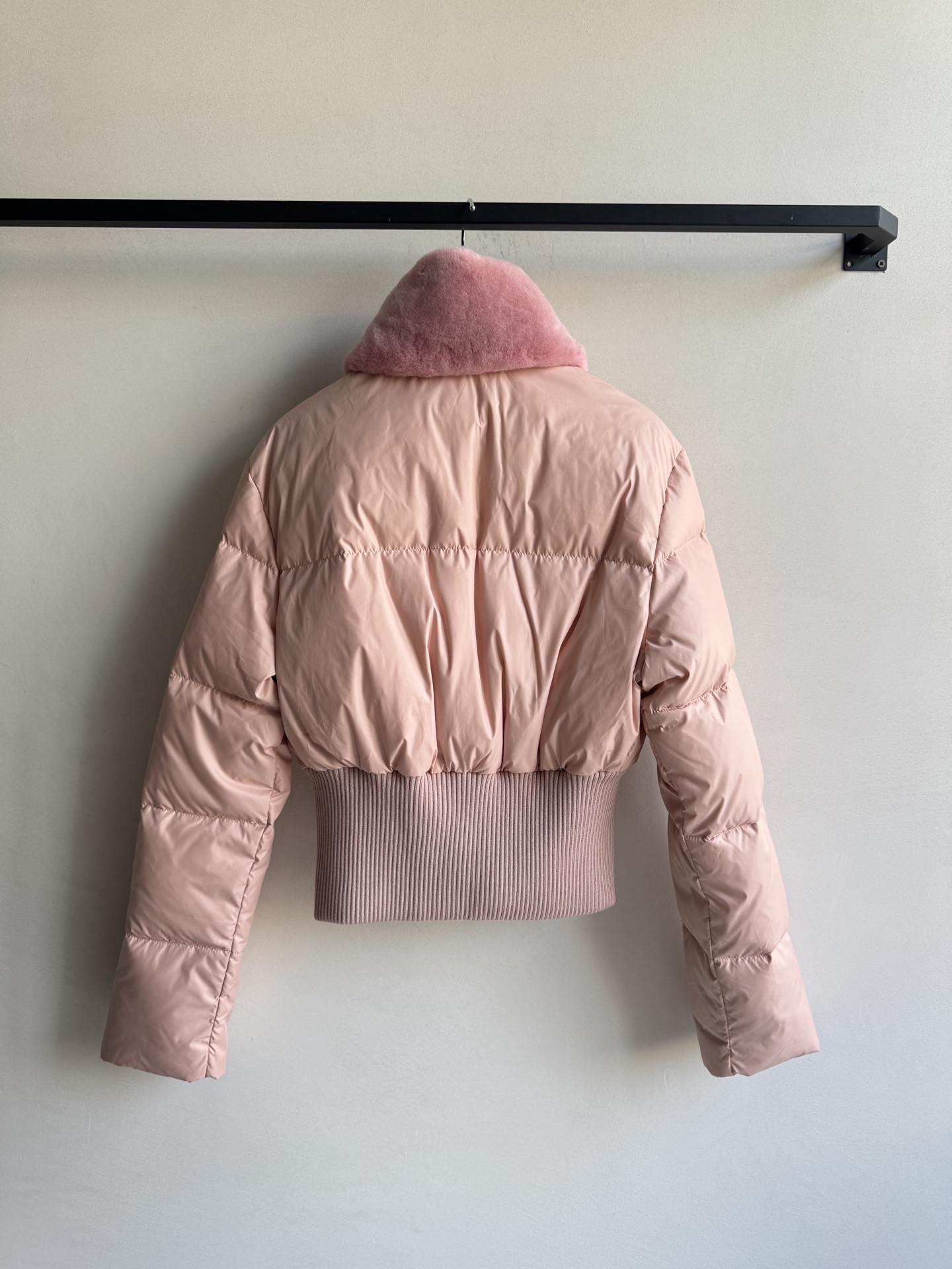 Fend*🆕粉色羊毛领滑雪夹克羽绒棉服收腰版型上身掐出完美身线比例，领口真羊毛领质感绝绝子！重工又不显高