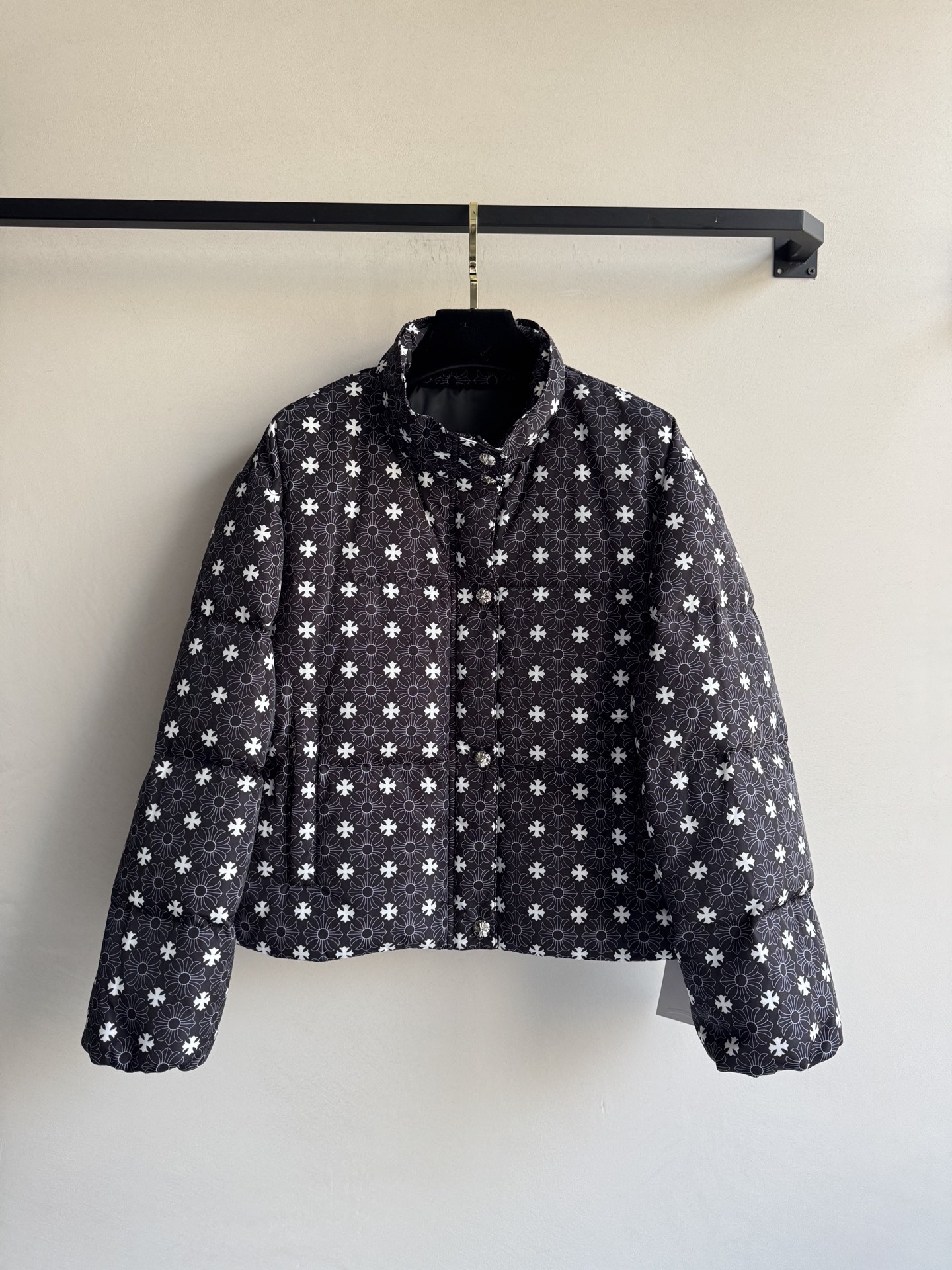 Chrome Hearts克罗心🆕新款羽绒服，经典提花logo面料黑白2⃣️色ＳＭＬ.