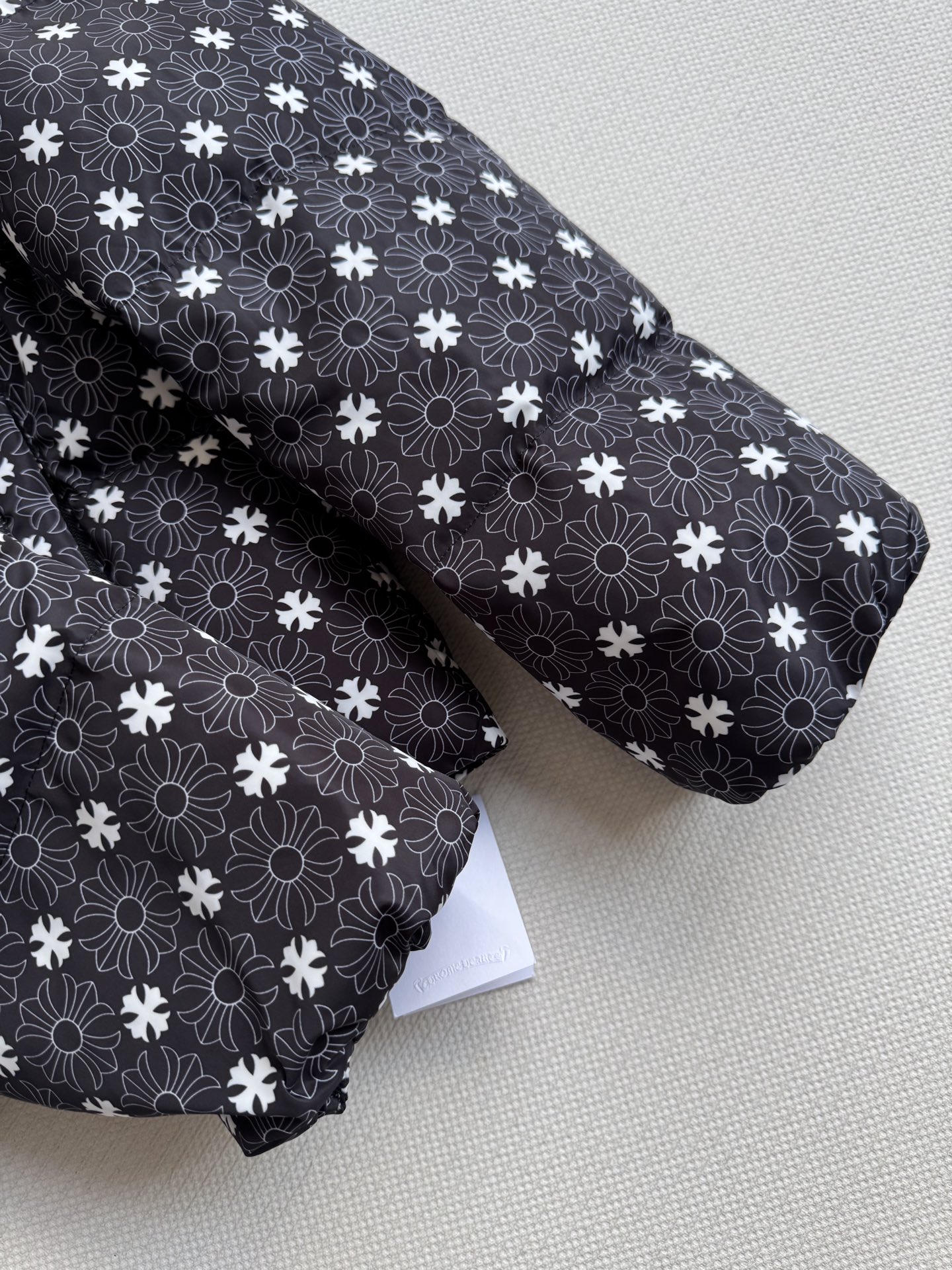 Chrome Hearts克罗心🆕新款羽绒服，经典提花logo面料黑白2⃣️色ＳＭＬ.