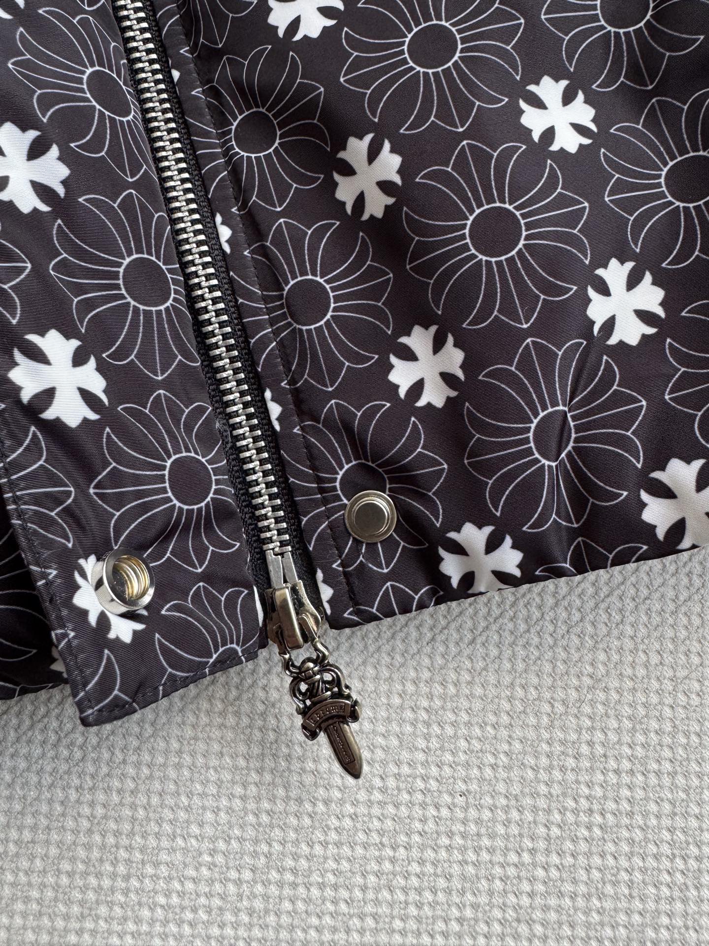 Chrome Hearts克罗心🆕新款羽绒服，经典提花logo面料黑白2⃣️色ＳＭＬ.