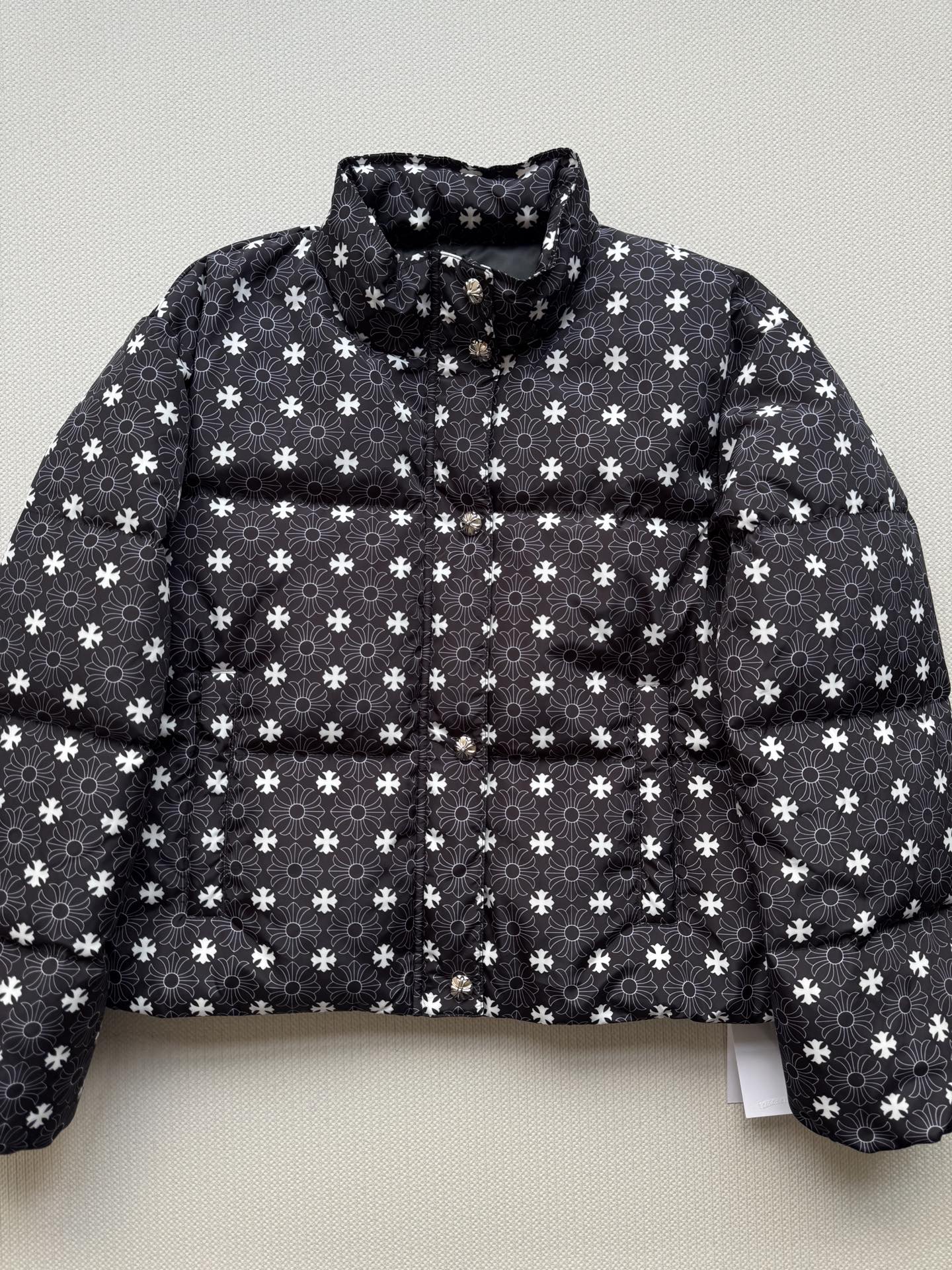 Chrome Hearts克罗心🆕新款羽绒服，经典提花logo面料黑白2⃣️色ＳＭＬ.