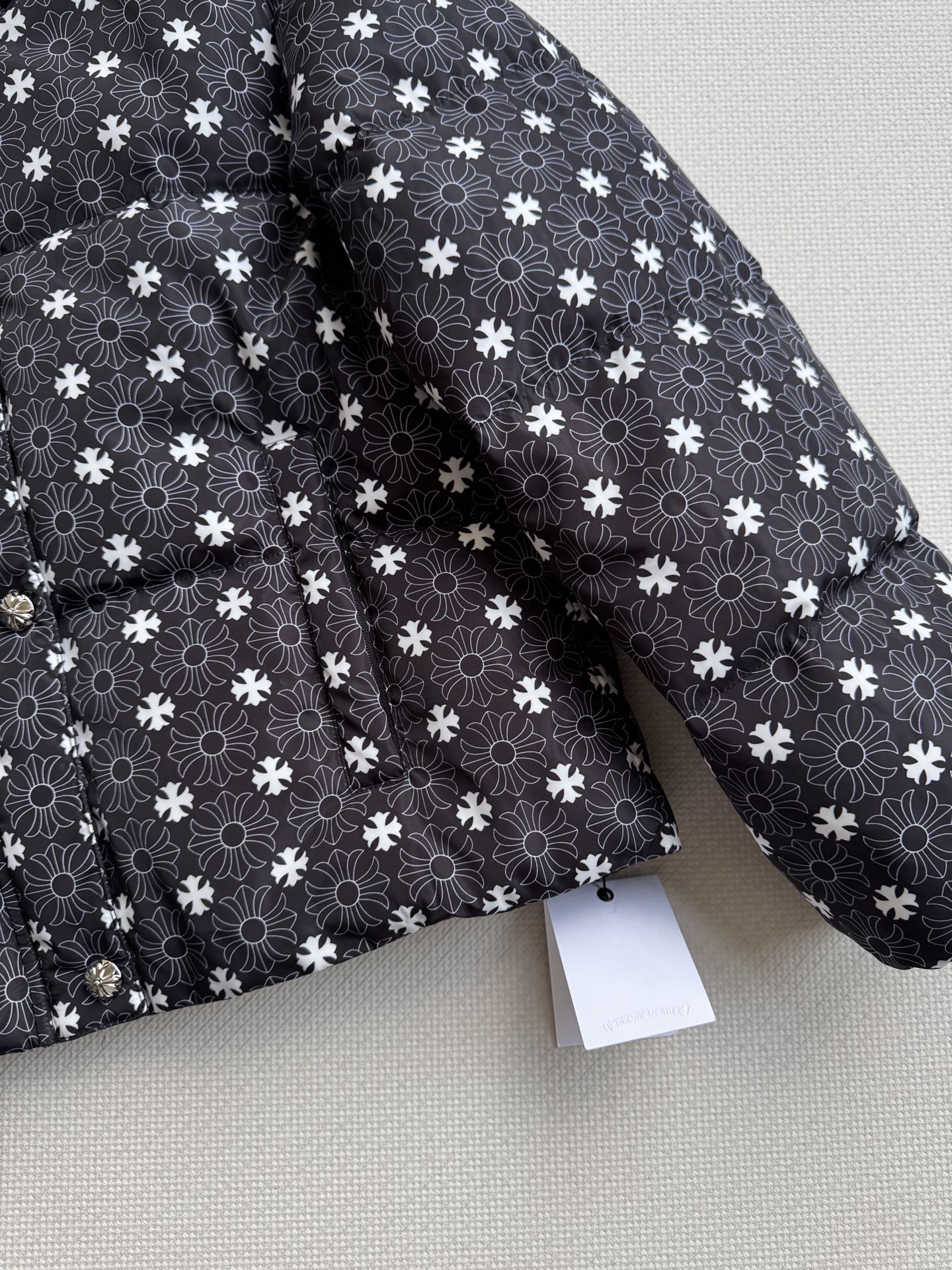 Chrome Hearts克罗心🆕新款羽绒服，经典提花logo面料黑白2⃣️色ＳＭＬ.