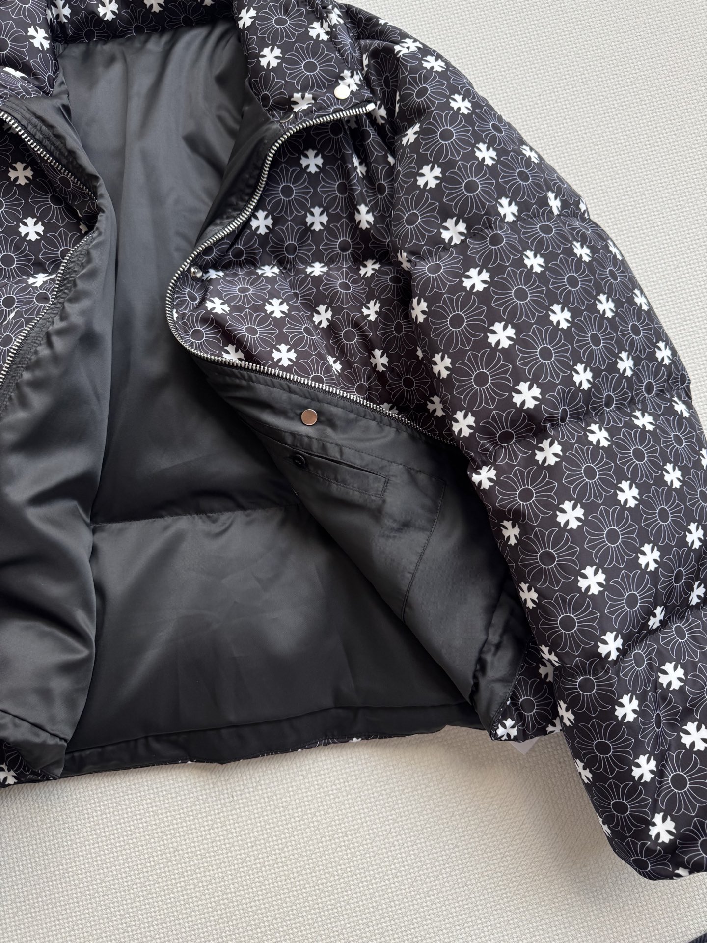 Chrome Hearts克罗心🆕新款羽绒服，经典提花logo面料黑白2⃣️色ＳＭＬ.