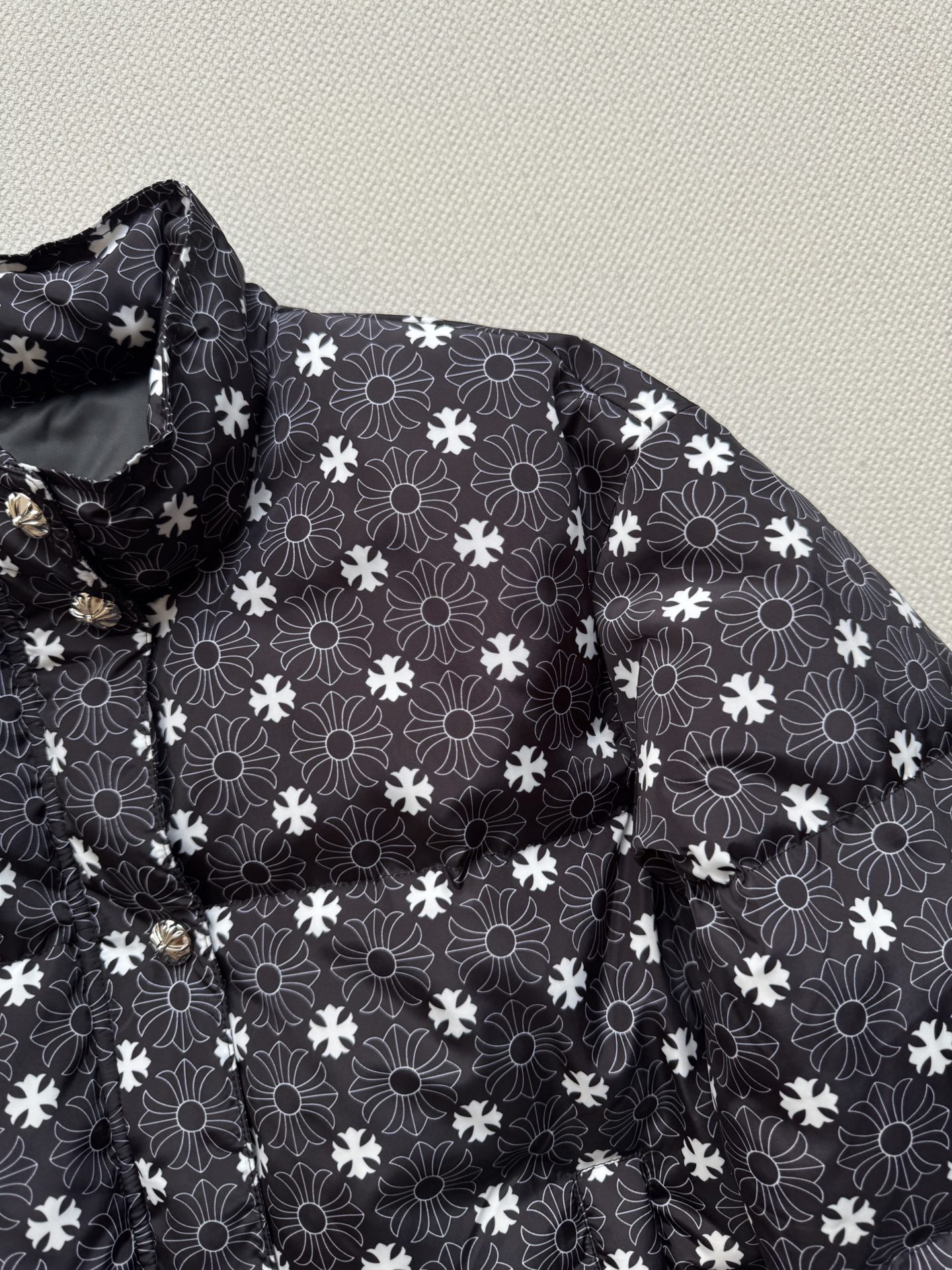 Chrome Hearts克罗心🆕新款羽绒服，经典提花logo面料黑白2⃣️色ＳＭＬ.