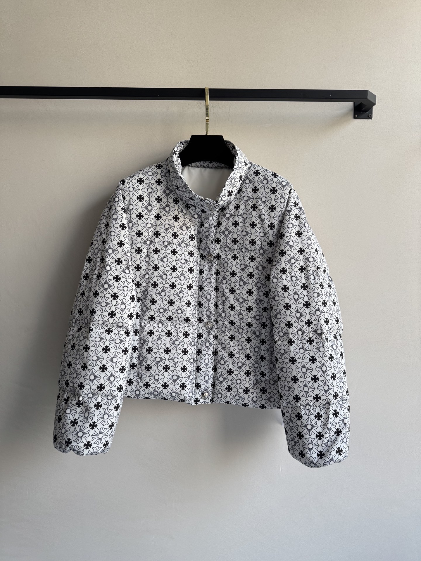 Chrome Hearts克罗心🆕新款羽绒服，经典提花logo面料黑白2⃣️色ＳＭＬ.