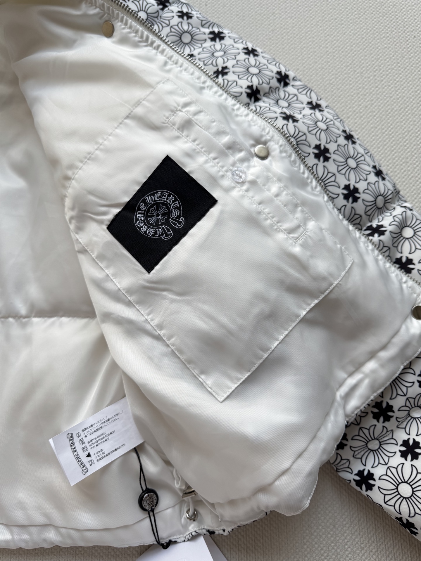 Chrome Hearts克罗心🆕新款羽绒服，经典提花logo面料黑白2⃣️色ＳＭＬ.