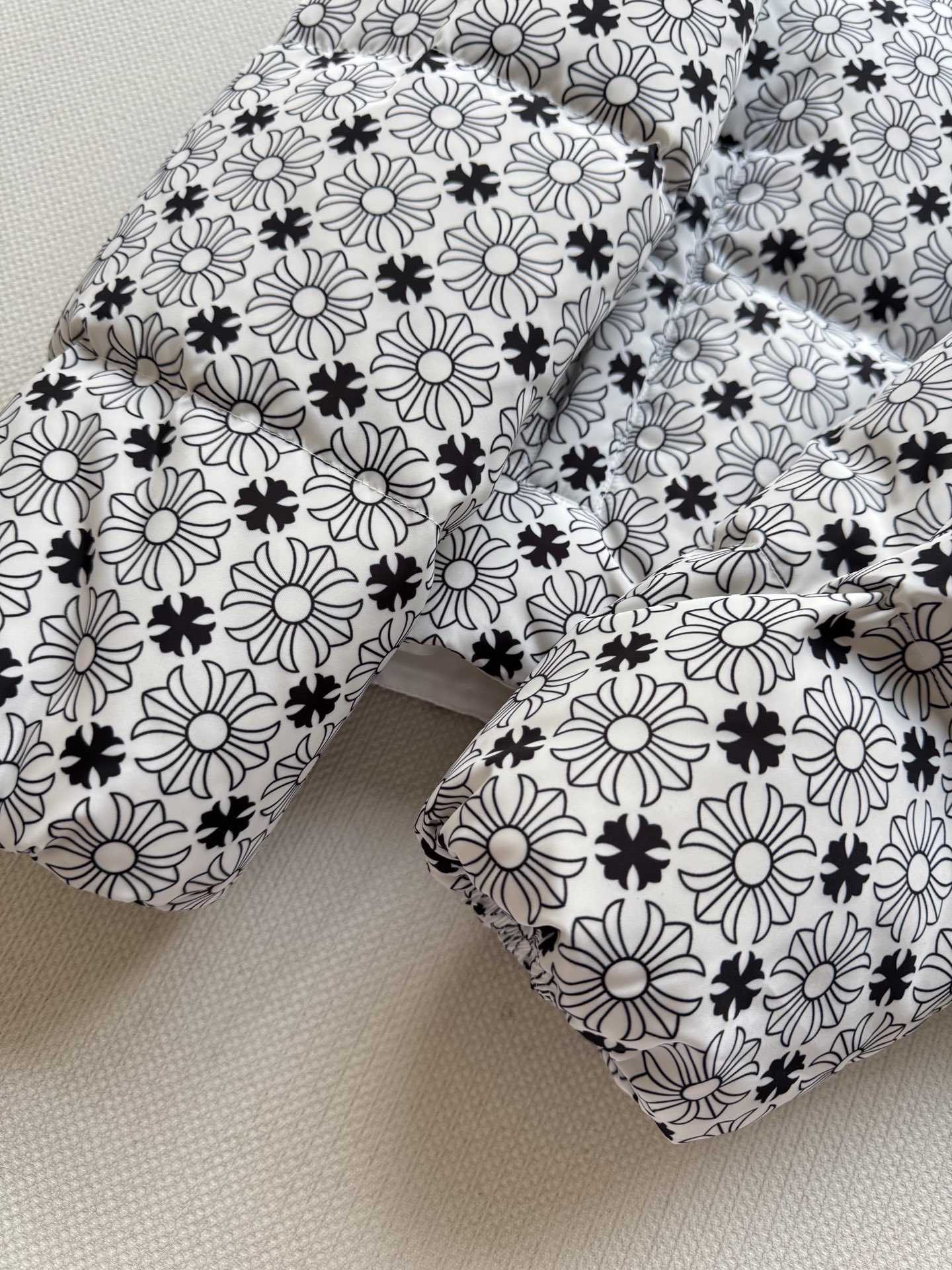 Chrome Hearts克罗心🆕新款羽绒服，经典提花logo面料黑白2⃣️色ＳＭＬ.