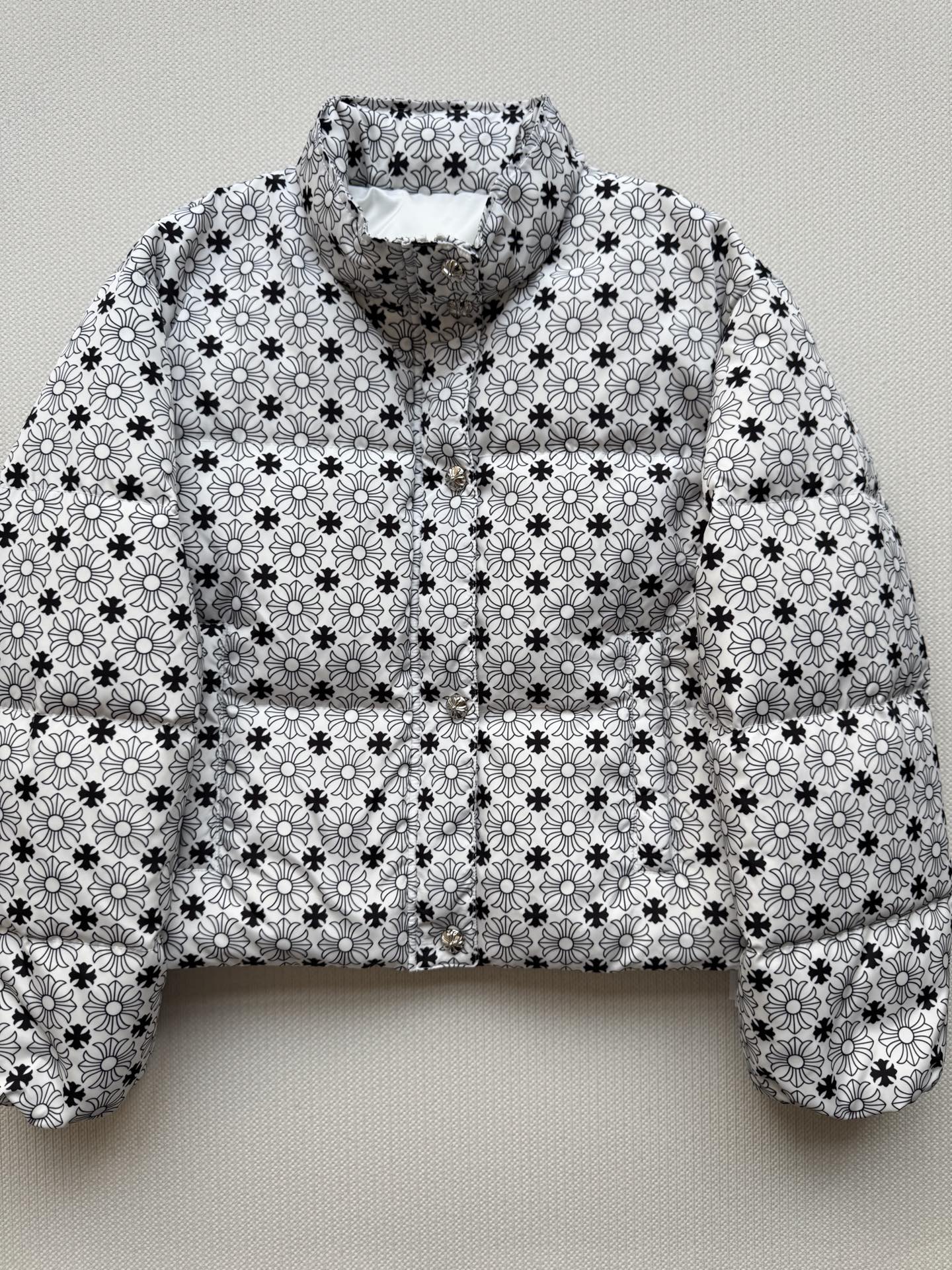 Chrome Hearts克罗心🆕新款羽绒服，经典提花logo面料黑白2⃣️色ＳＭＬ.