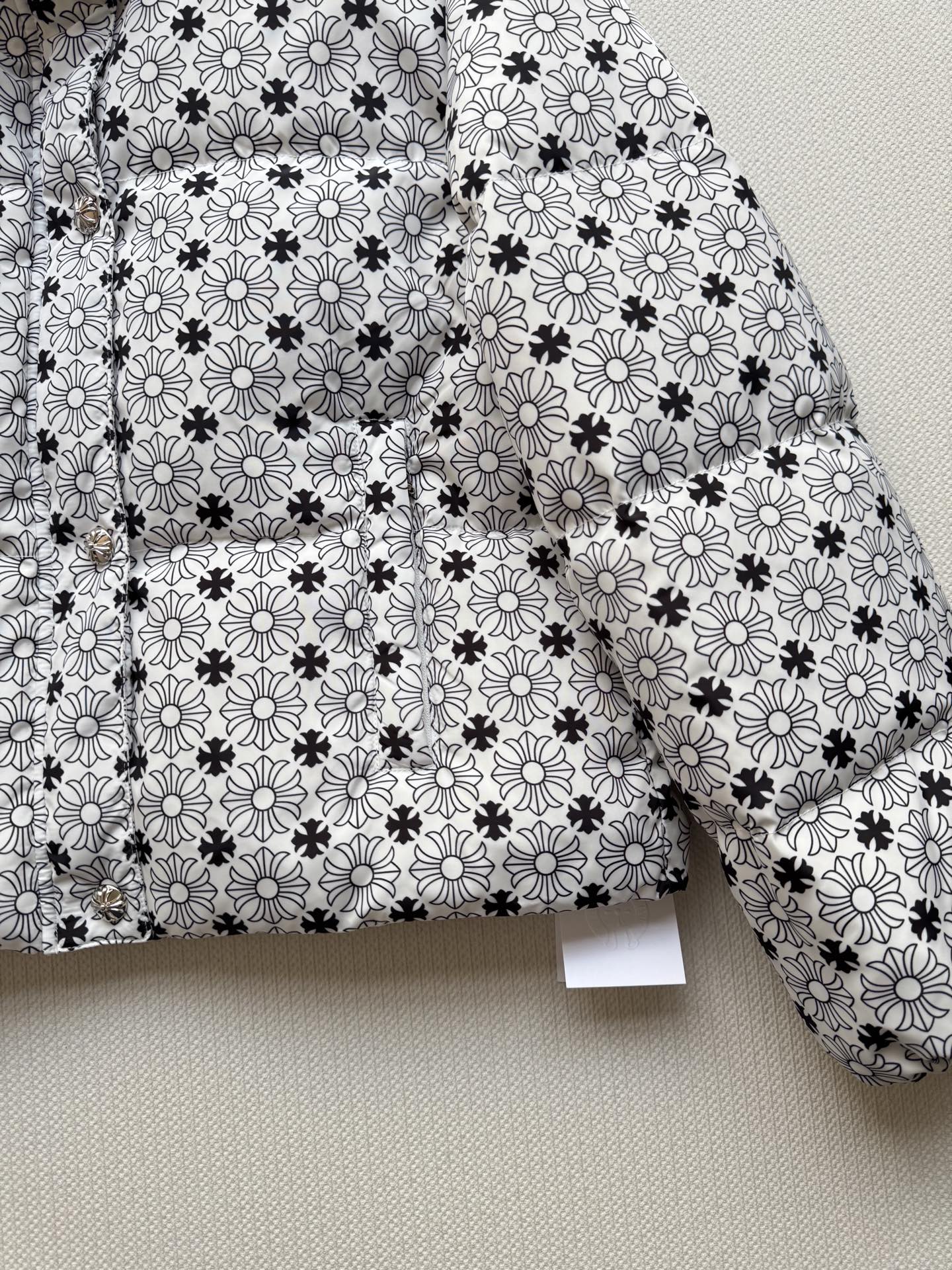 Chrome Hearts克罗心🆕新款羽绒服，经典提花logo面料黑白2⃣️色ＳＭＬ.