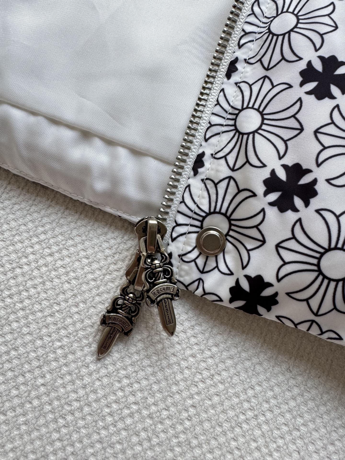 Chrome Hearts克罗心🆕新款羽绒服，经典提花logo面料黑白2⃣️色ＳＭＬ.