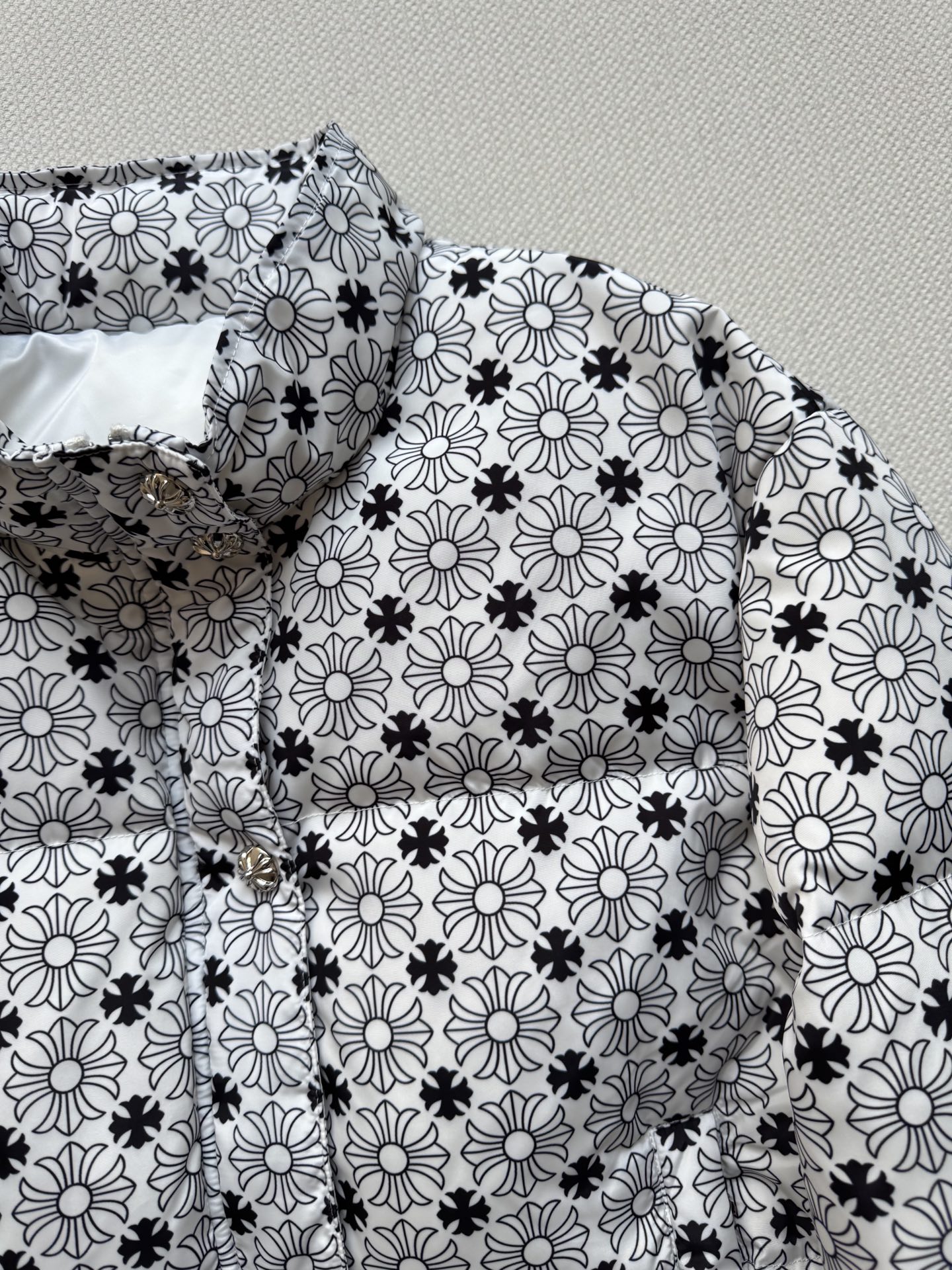 Chrome Hearts克罗心🆕新款羽绒服，经典提花logo面料黑白2⃣️色ＳＭＬ.