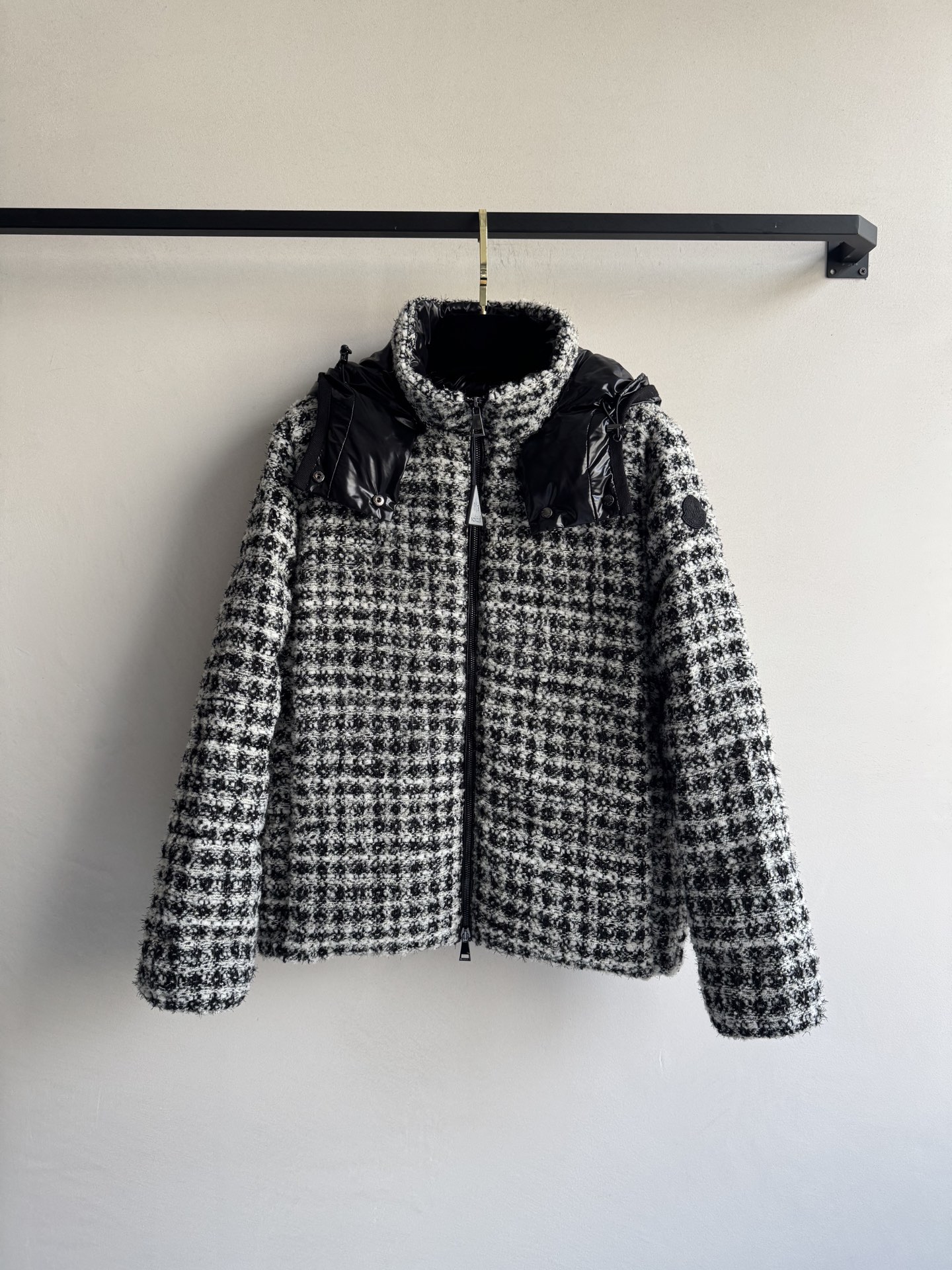 Moncle*🆕新款羽绒服外套，帽子🉑️拆卸，外部是小香风格羊毛针织面料，内胆鹅绒面料😍好特别的设计👏两