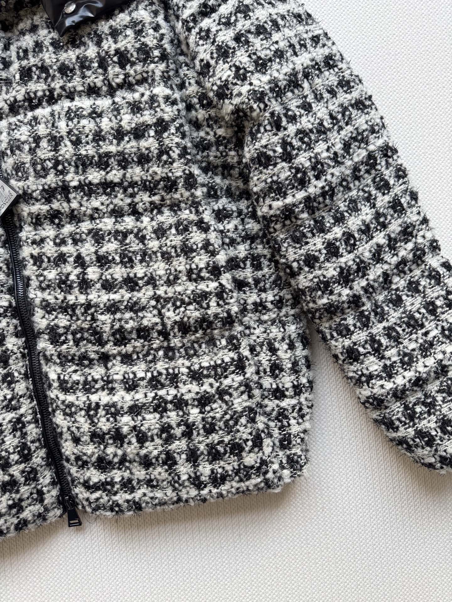 Moncle*🆕新款羽绒服外套，帽子🉑️拆卸，外部是小香风格羊毛针织面料，内胆鹅绒面料😍好特别的设计👏两