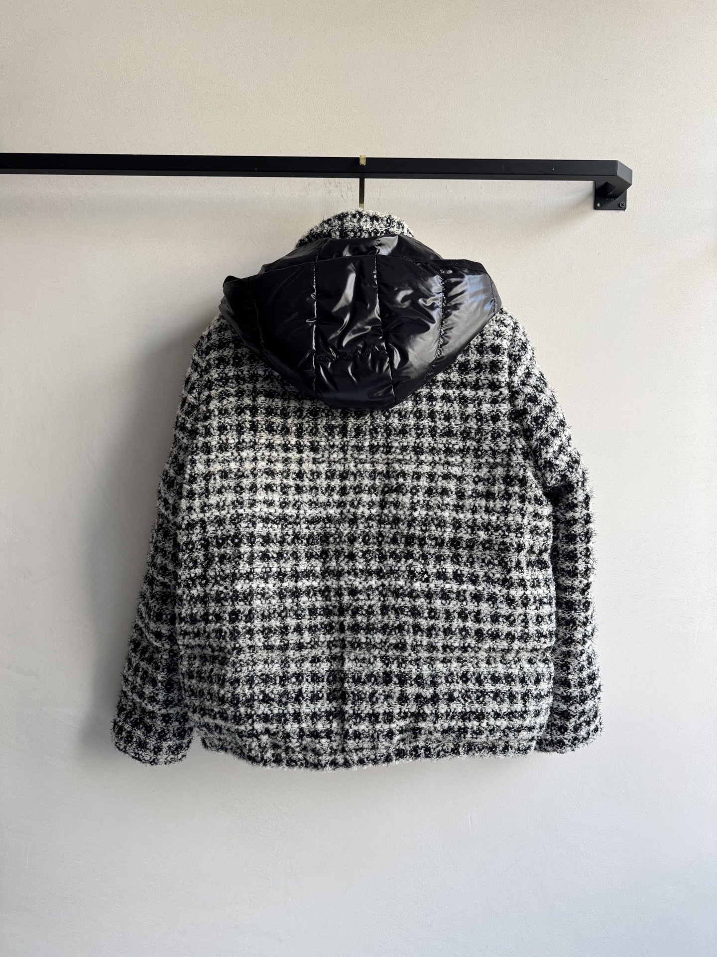 Moncle*🆕新款羽绒服外套，帽子🉑️拆卸，外部是小香风格羊毛针织面料，内胆鹅绒面料😍好特别的设计👏两