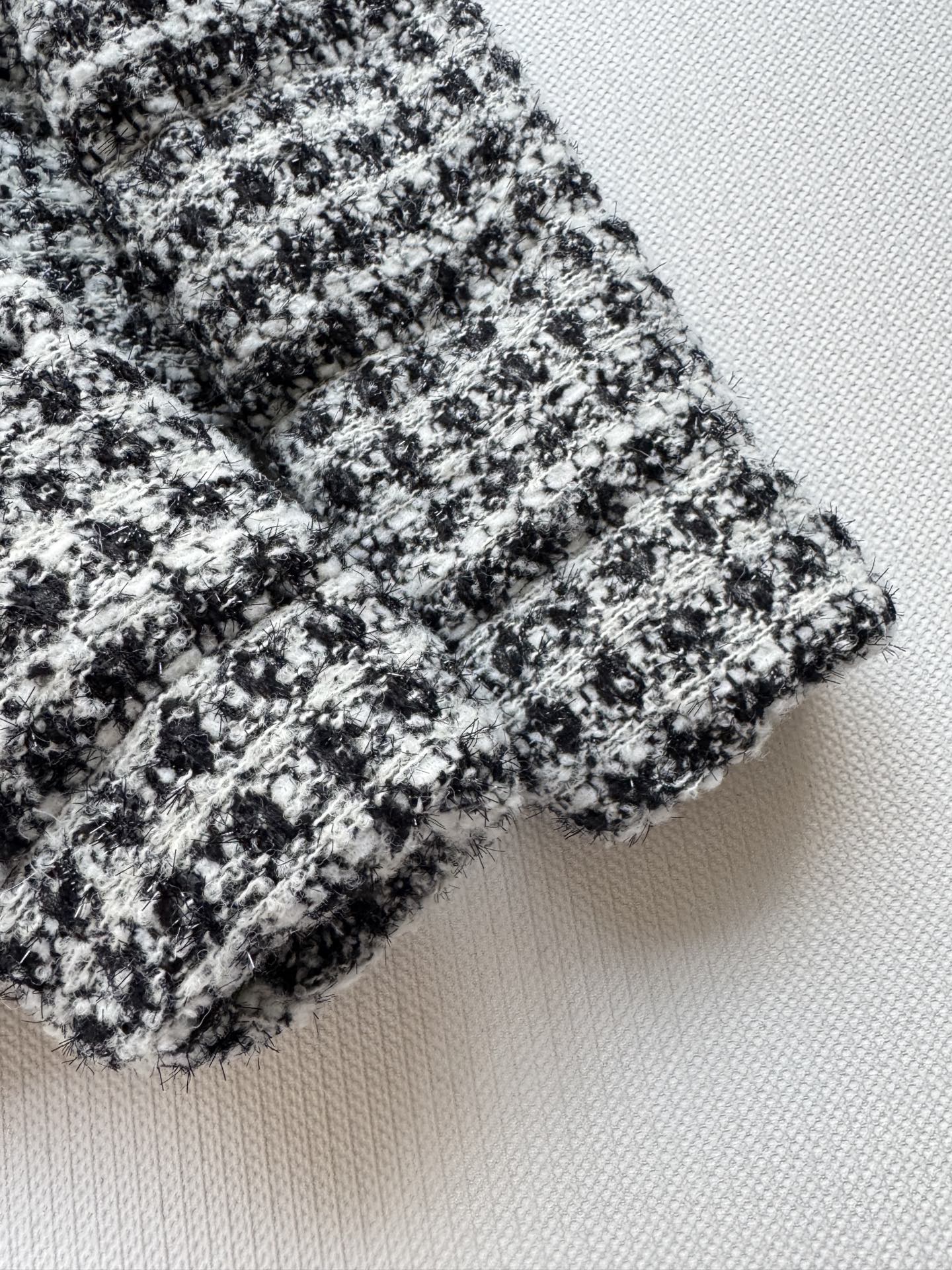 Moncle*🆕新款羽绒服外套，帽子🉑️拆卸，外部是小香风格羊毛针织面料，内胆鹅绒面料😍好特别的设计👏两