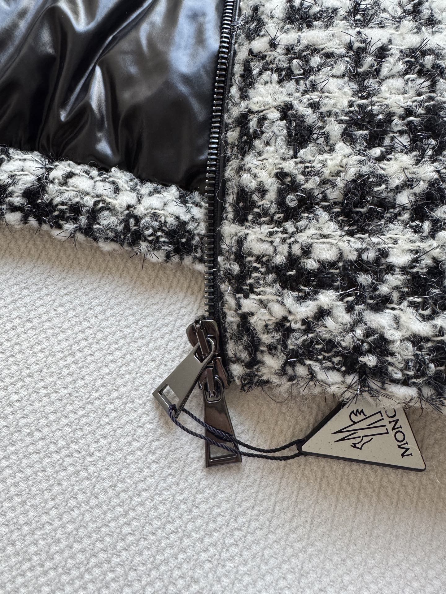 Moncle*🆕新款羽绒服外套，帽子🉑️拆卸，外部是小香风格羊毛针织面料，内胆鹅绒面料😍好特别的设计👏两