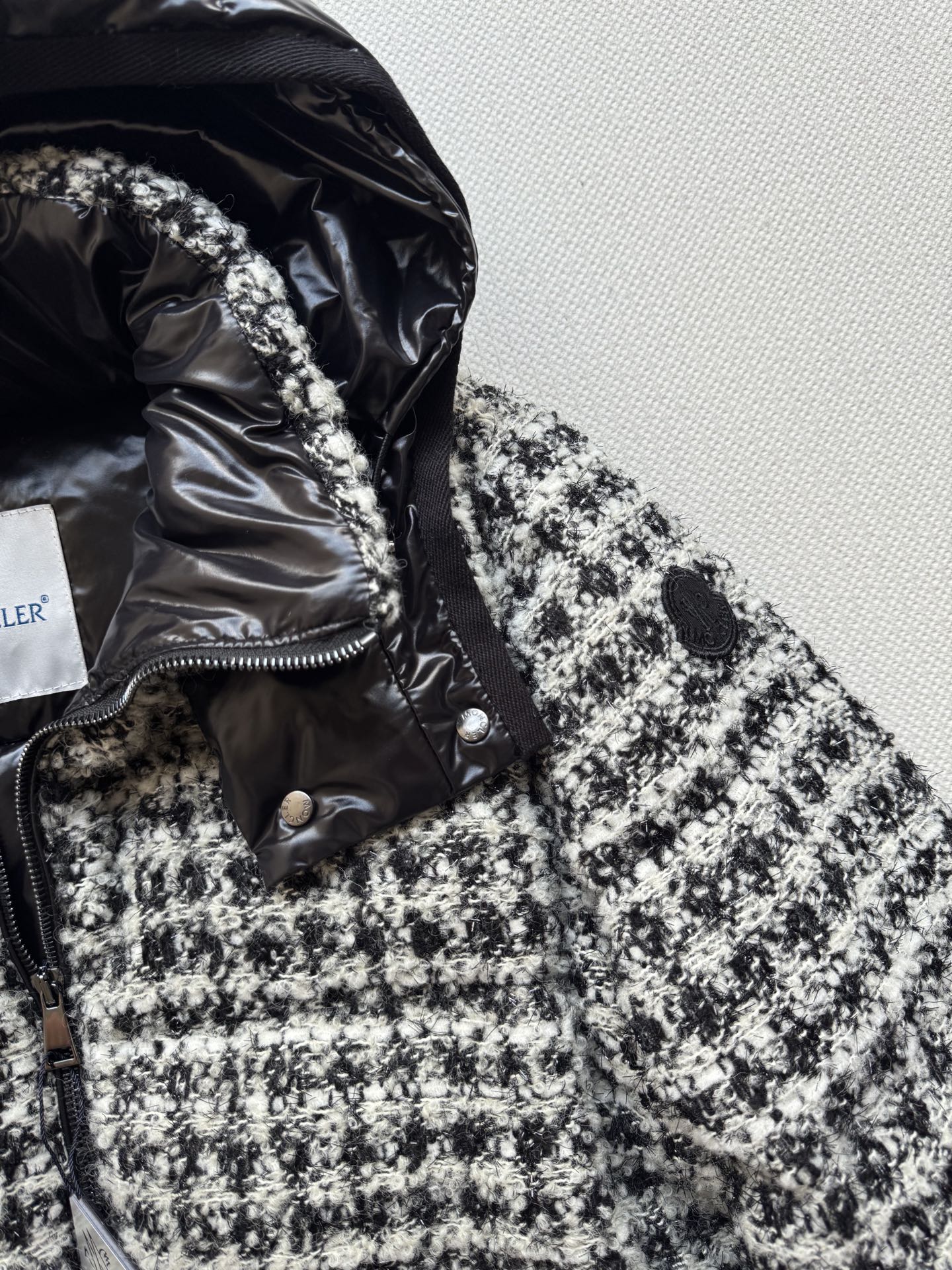 Moncle*🆕新款羽绒服外套，帽子🉑️拆卸，外部是小香风格羊毛针织面料，内胆鹅绒面料😍好特别的设计👏两